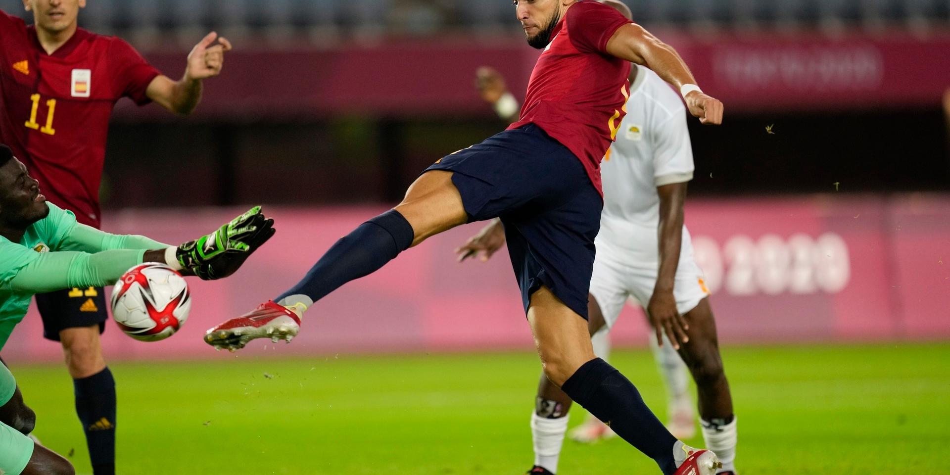 Spaniens Rafa Mir gör sitt andra av tre mål mot Elfenbenskusten i OS-kvartsfinalen.