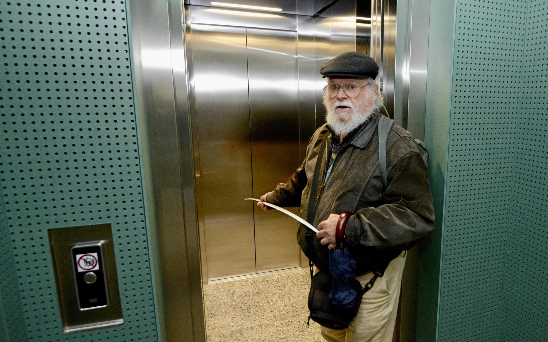 Gösta Harryson vid hissen som han menar är alldeles för liten.