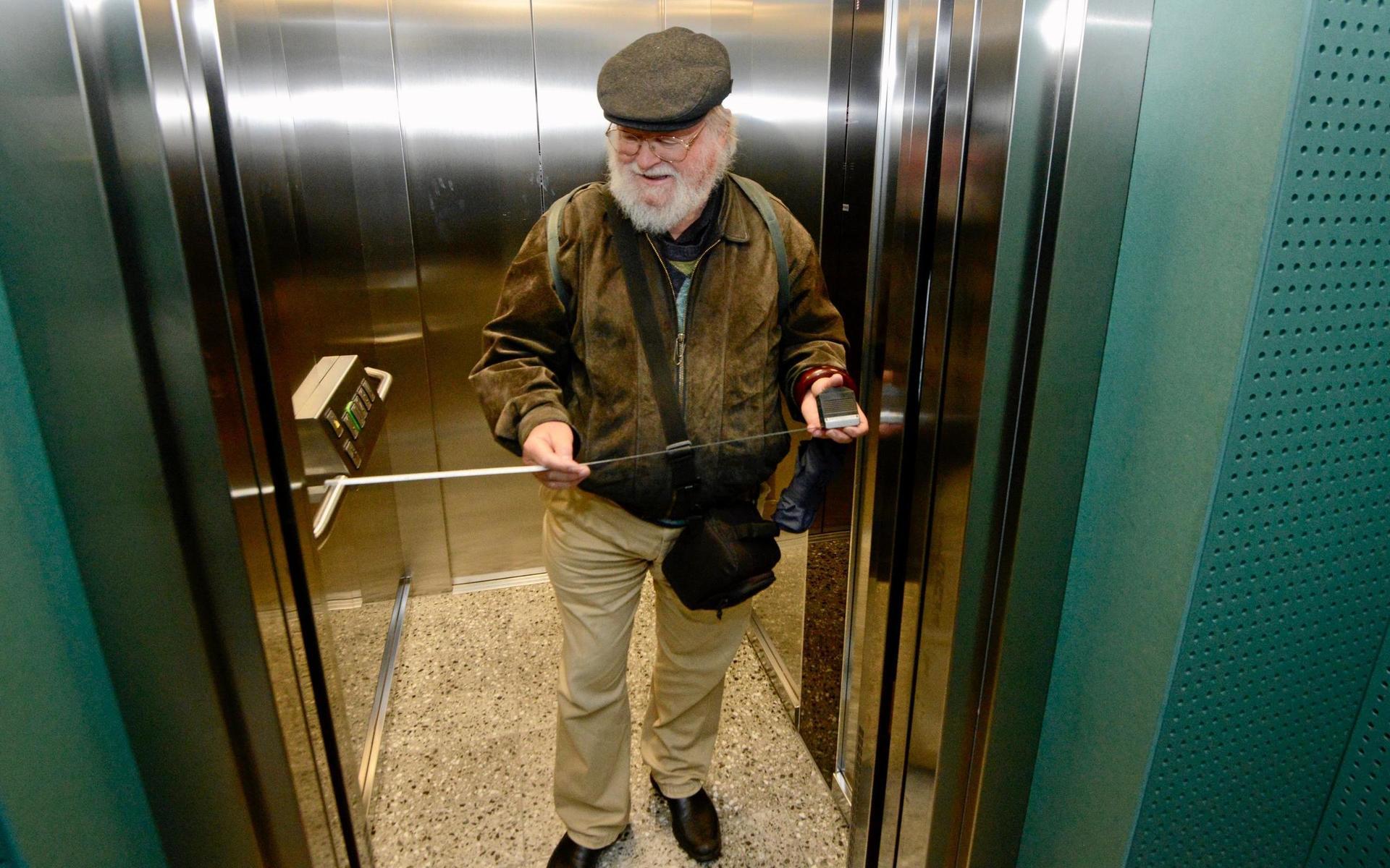 Gösta Harryson konstaterar att dörren in till hissen för allmänheten är 80 cm och inte 110 som tillgänglighetskonsulten hävdar.