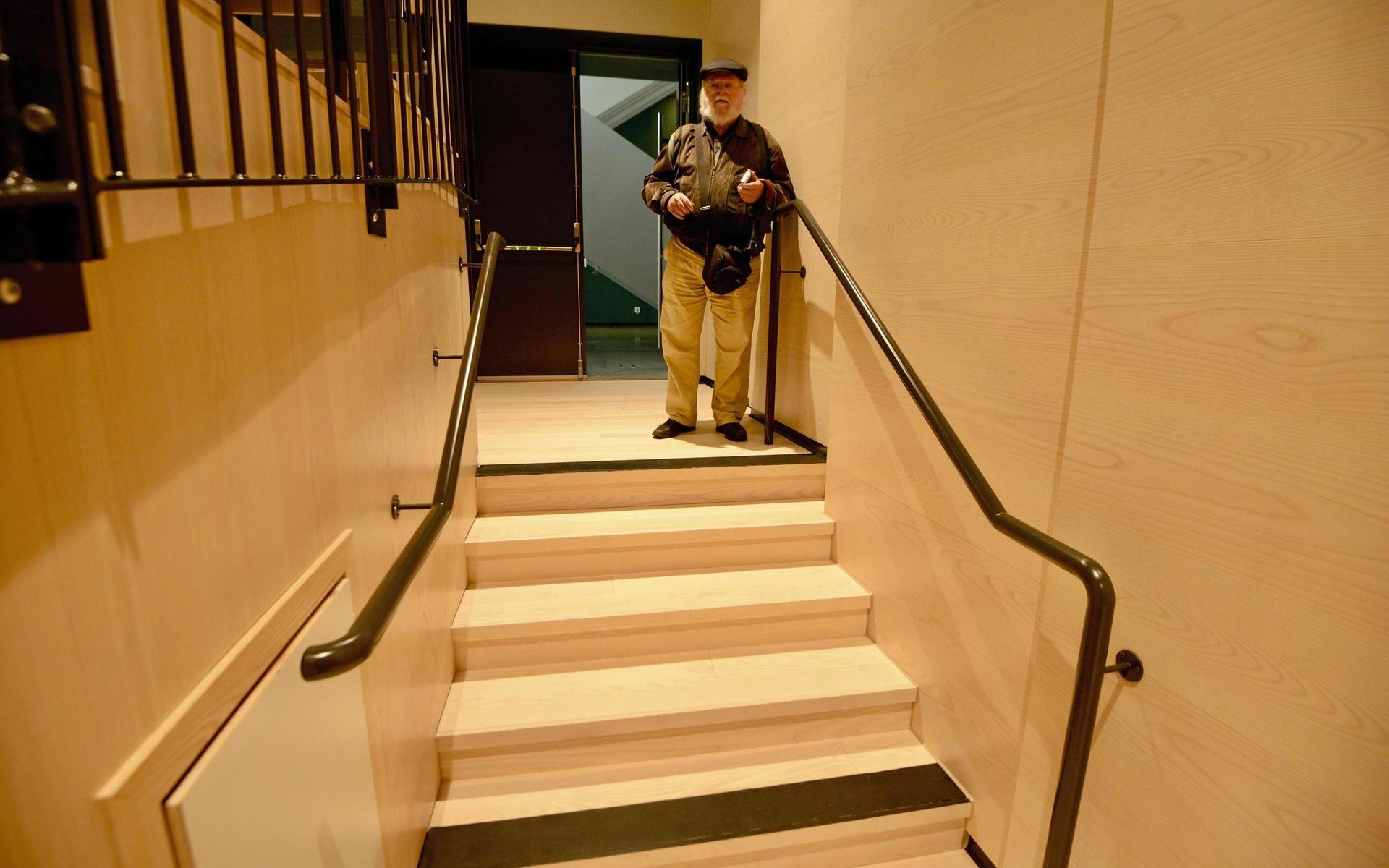 När besökare går in i Argushallen möts man direkt av en nedåtgående trappa till vänster.