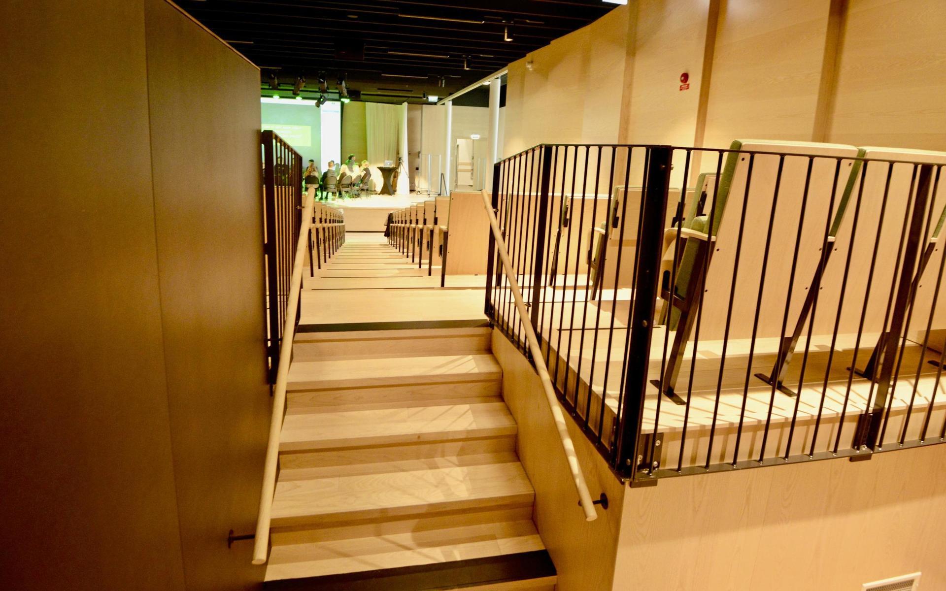 Till höger är det en uppåtgående trappa. Rullstolar och permobiler får ta en lång omväg via hiss och trång korridor för att komma in i konsertsalen.