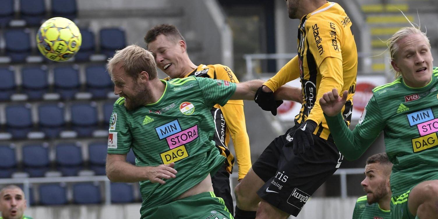 Häckens Viktor Lundberg nickar in 3–0-målet bakom Dalkurds Marcus Thorbjörnsson.