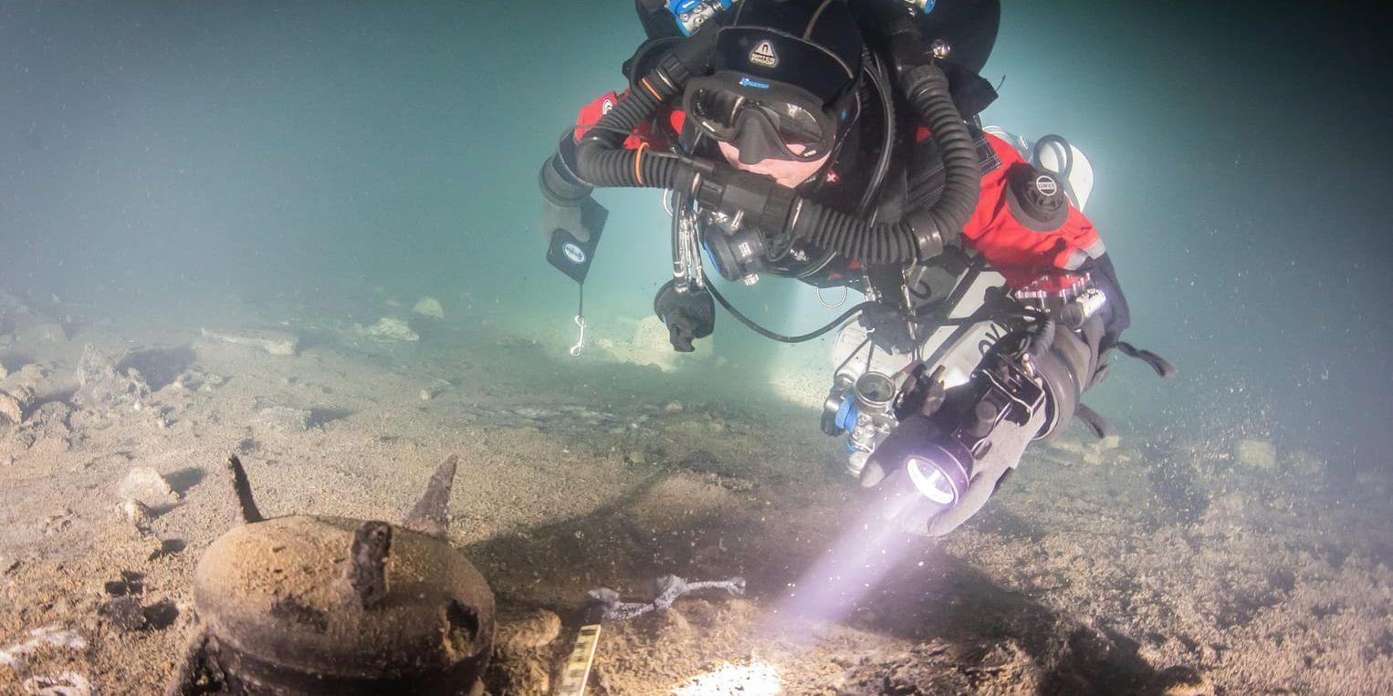 Nya undersökningar vid regalskeppet Mars, 1500-talsskeppet som ligger på botten utanför norra Öland, har resulterat i fynd av flera föremål.