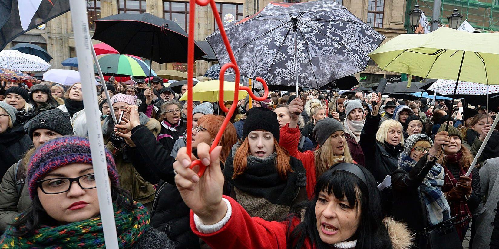 Demonstration mot skärpt abortlagstiftning i Polen i mars förra året. Arkivbild.