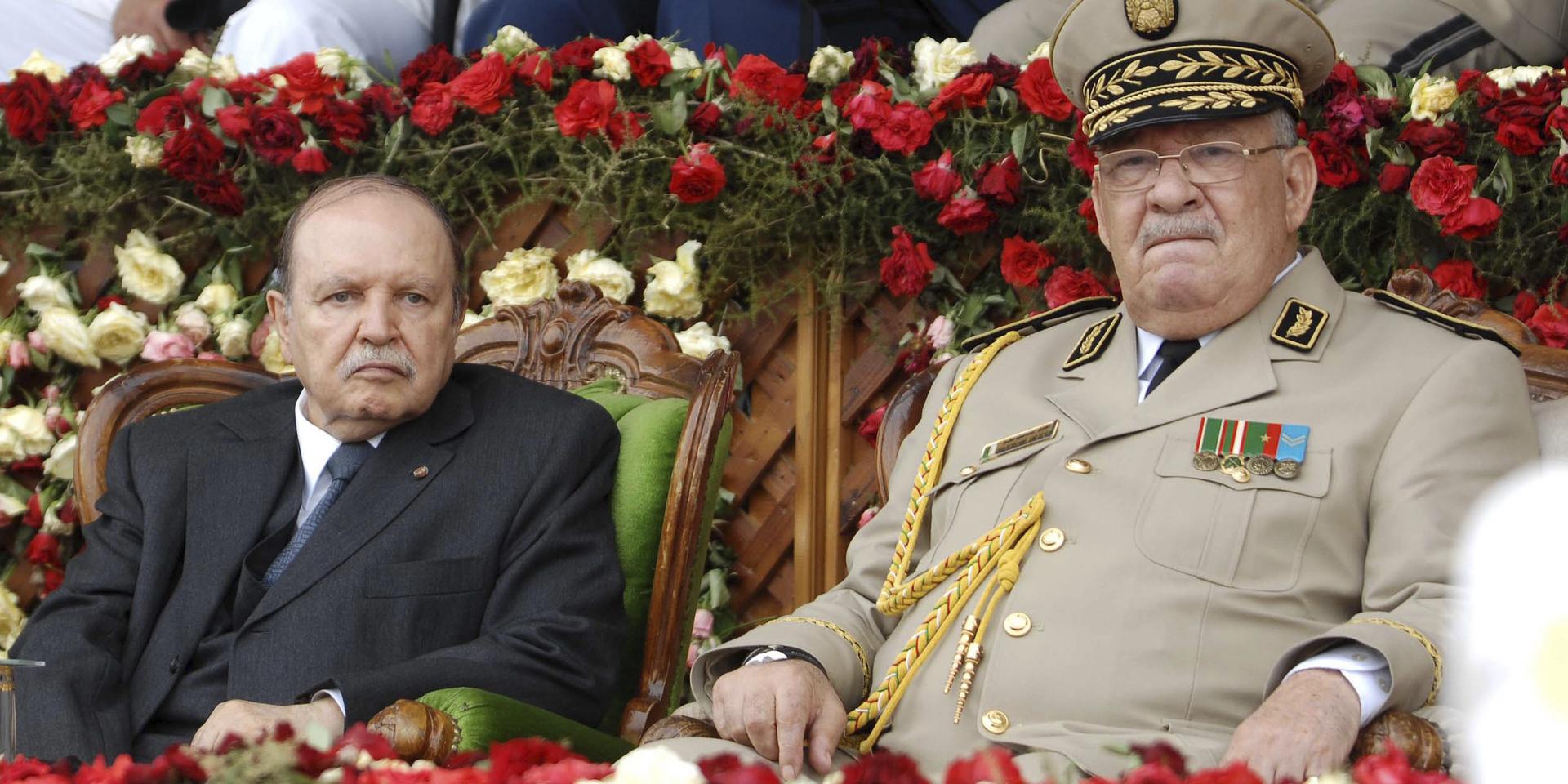 Algeriets expresident Abdelaziz Bouteflika och arméchefen Ahmed Gaïd Salah. Arkivbild. 