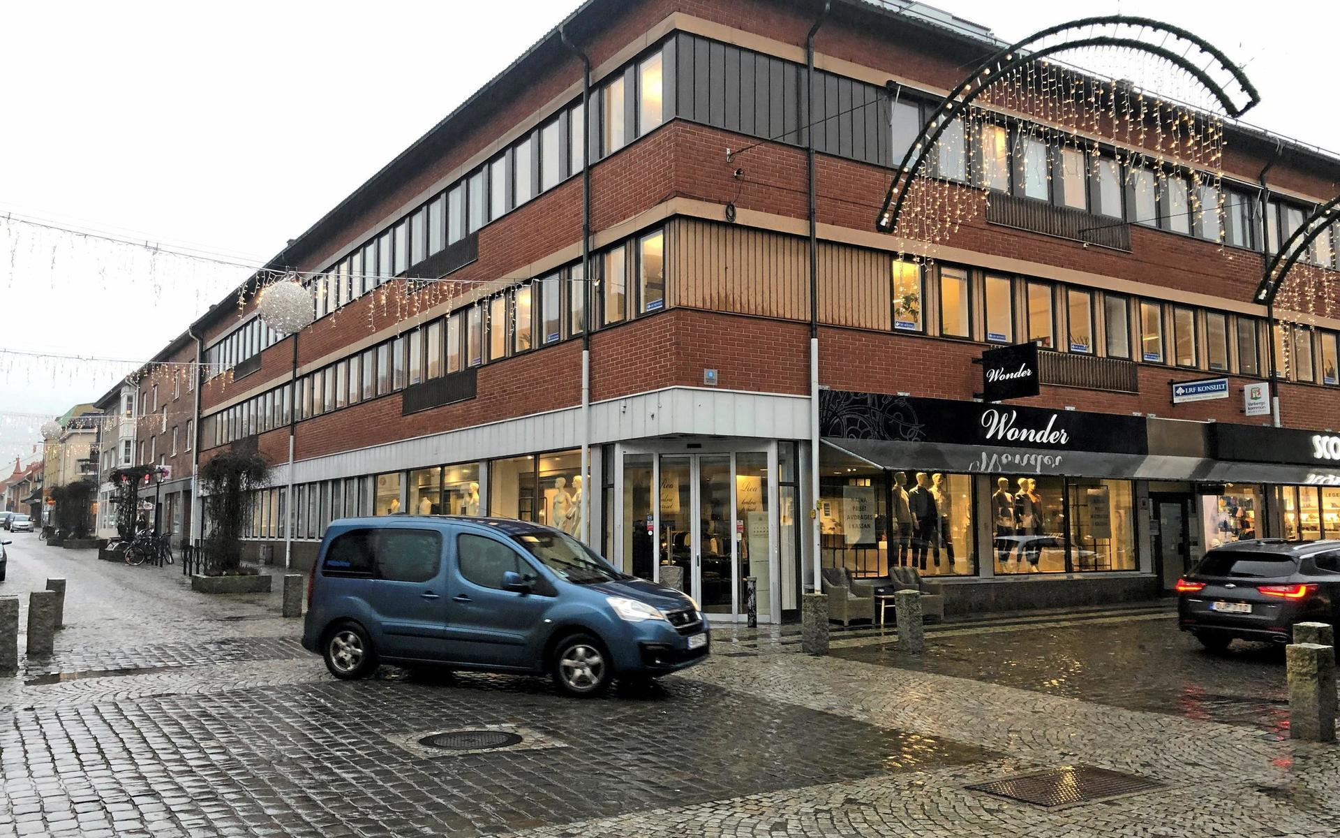 Butiken Wonder ligger i hörnet Drottninggatan/Borgmästaregatan i centrala Varberg.