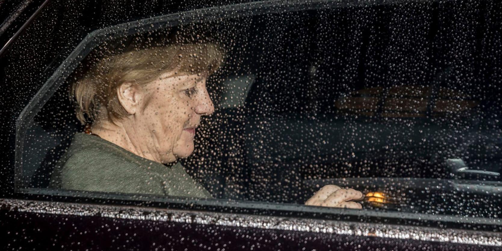 Tysklands förbundskansler Angela Merkel lämnar regeringssamtalen efter ett nammmangling tidigare i veckan.