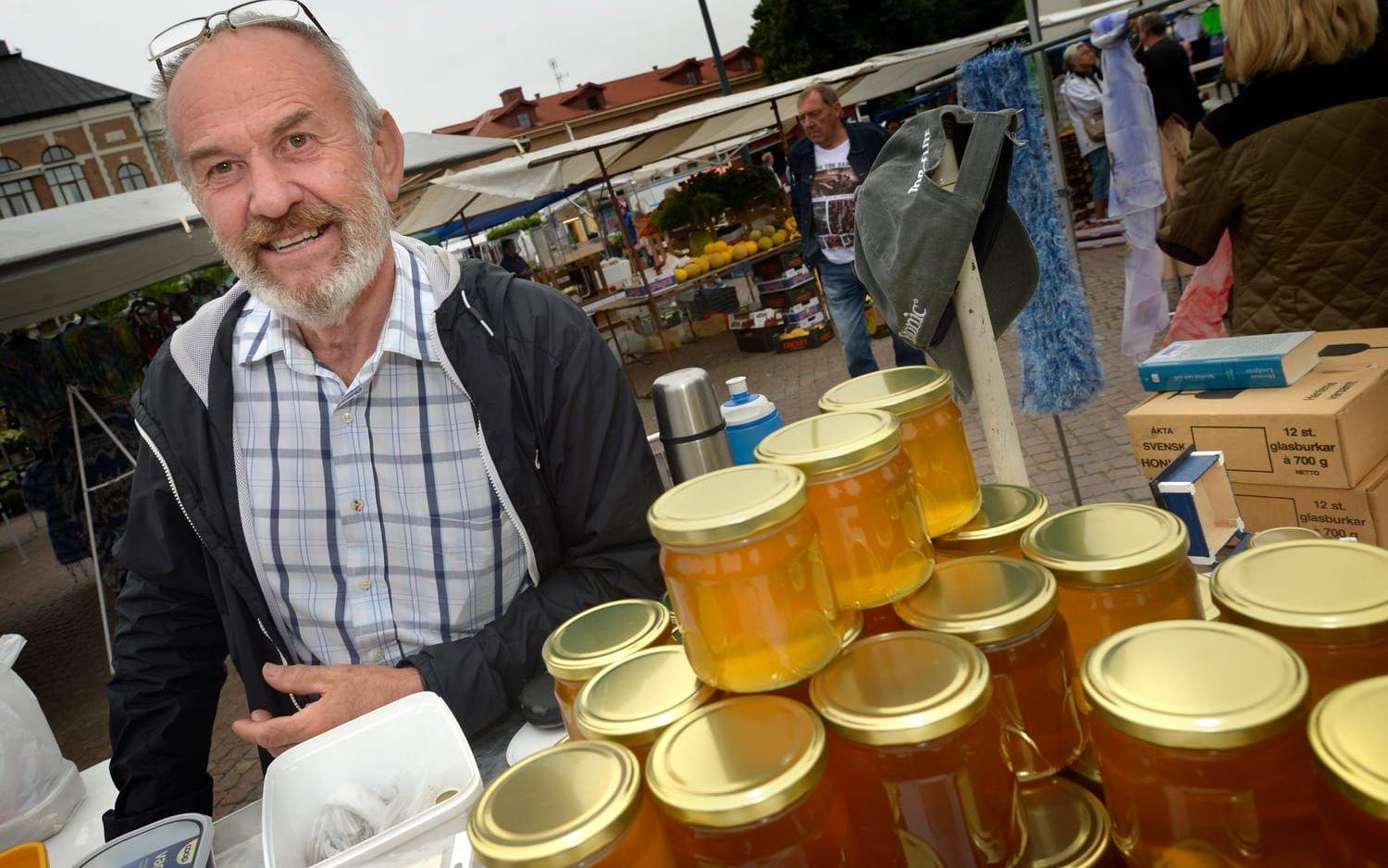 Biodlare. Strebe Milenkovski säljer honung från sina egna bikupor men också bivax, som är en lite ovanligare produkt.Bild: Annika Karlbom