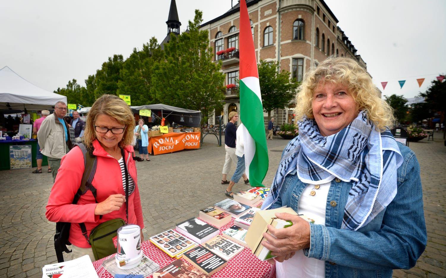 Engagerad. Ulla Olsson står på torget för organisationen Ship to Gazas räkning. Här tillsammans med Marianne Dovemark som tittar på ståndets utbud. Bild: Annika Karlbom
