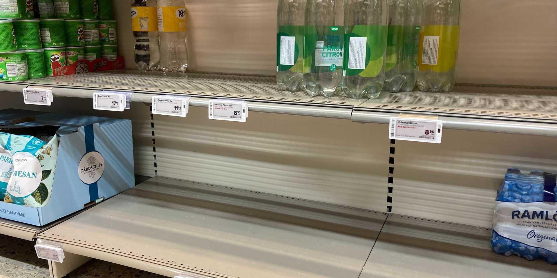 Dricksvattnet började också att ta slut hos vissa butiker på onsdagskvällen.