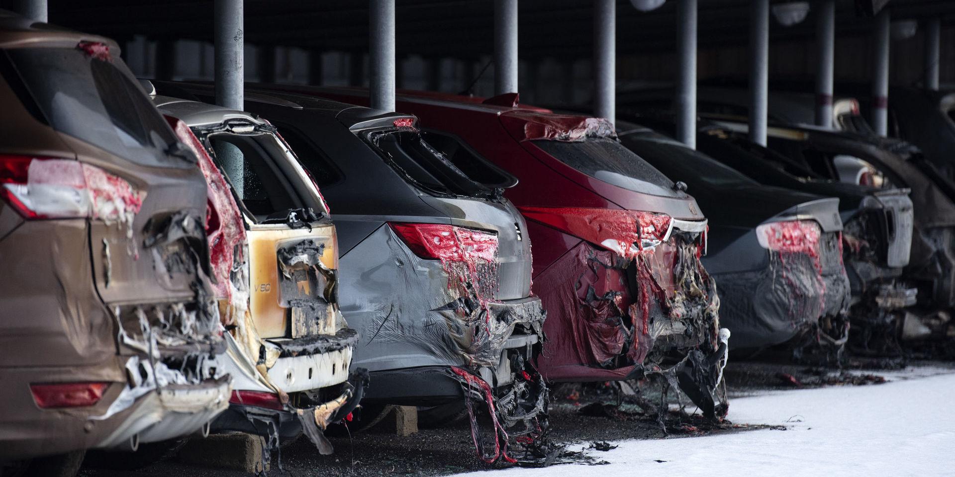 Uppemot 50 bilar förstördes eller skadades.