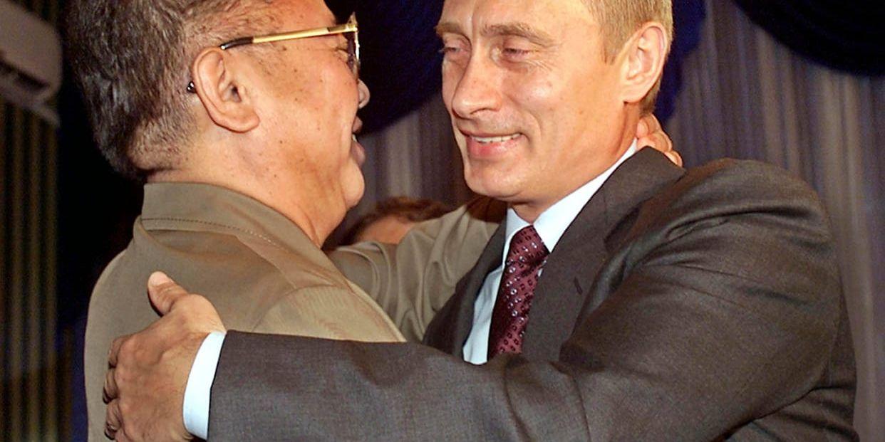 Vladimir Putin tog emot nordkoreanske ledaren Kim Jong-Il i augusti 2002. Nu ska den ryske presidenten träffa sonen Kim Jong-Un.