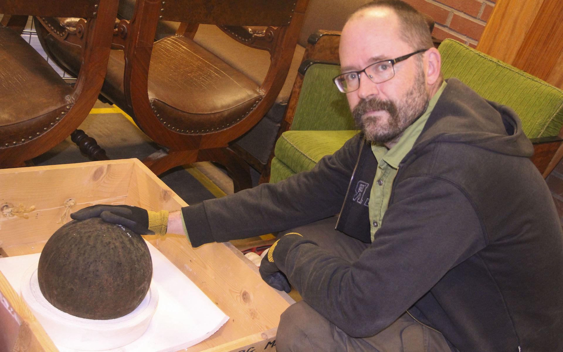 60 kg i solitt järn. Arkeolog Leif Häggström på Hallands kulturhistoriska museum är förstås nöjd med fyndet som hamnat på Hallands kulturhistoriska museum.