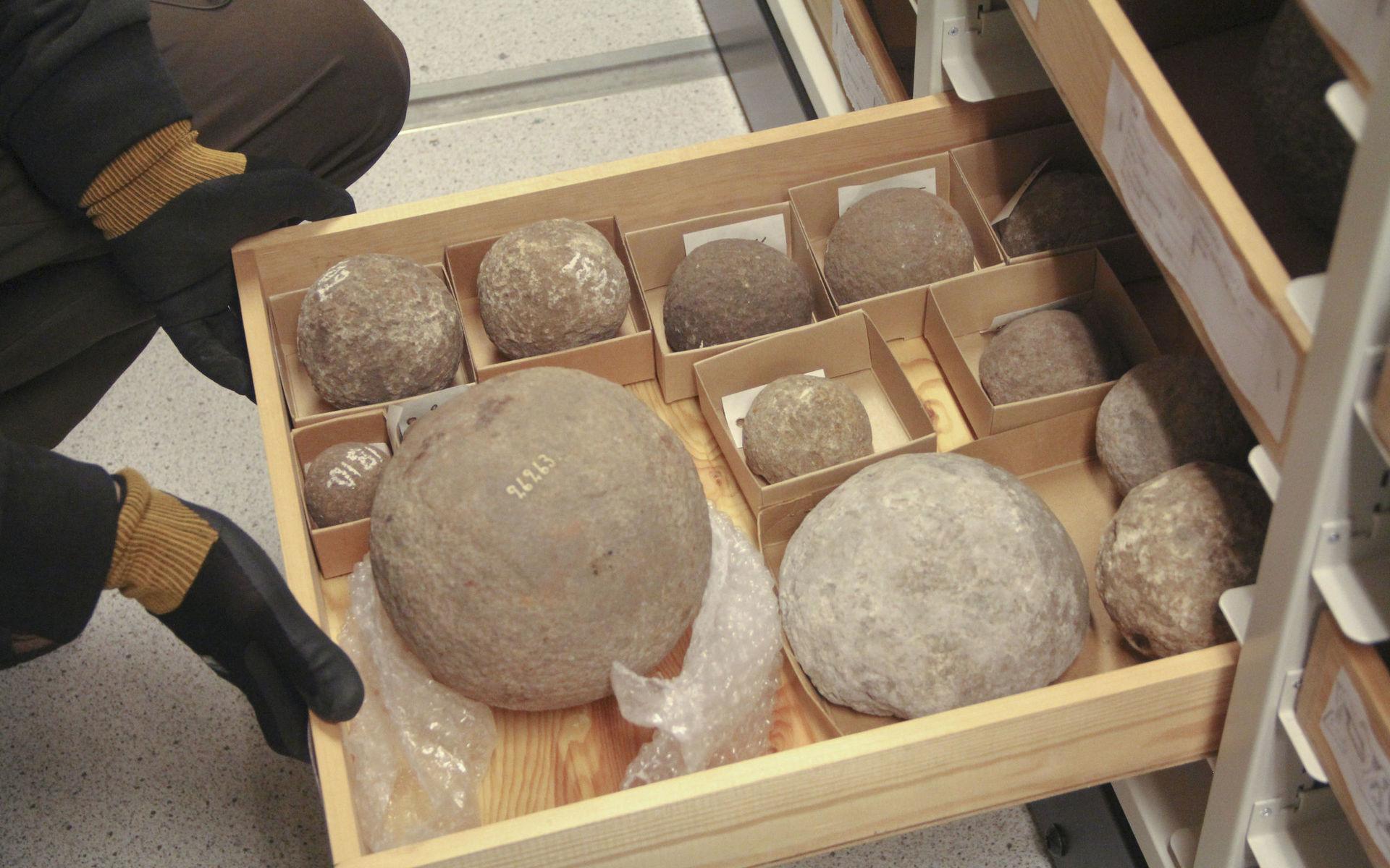 De första kanonkulorna var vanlig sten, ofta i granit här på 