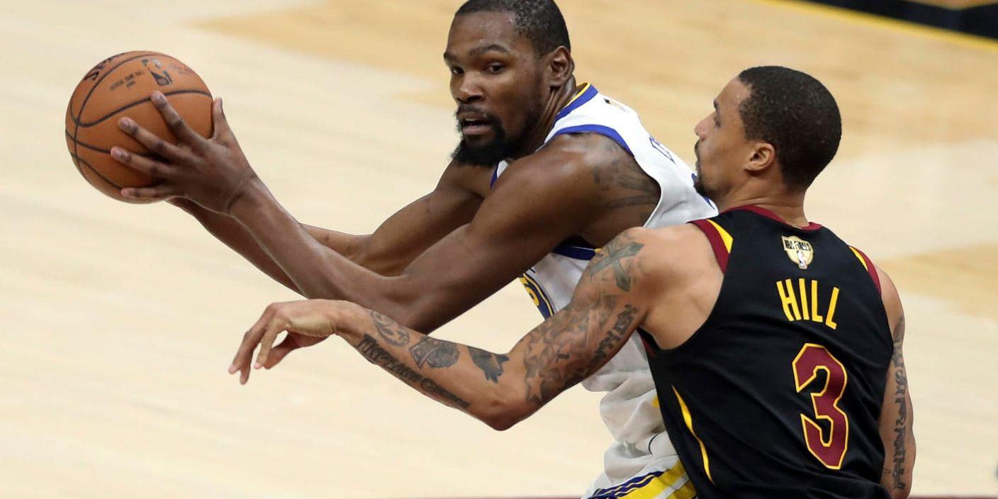 Golden State Warriors Kevin Durant, här mot Cleveland Cavaliers George Hill.