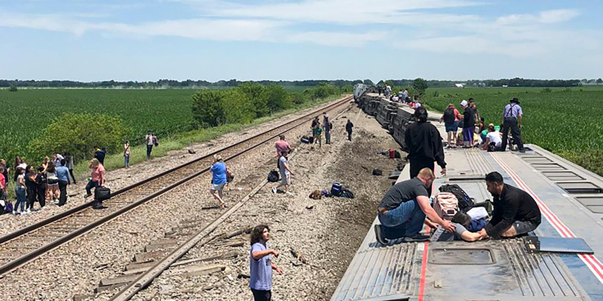 Människor räddas ur det urspårade Amtrak-tåget i Missouri i USA.