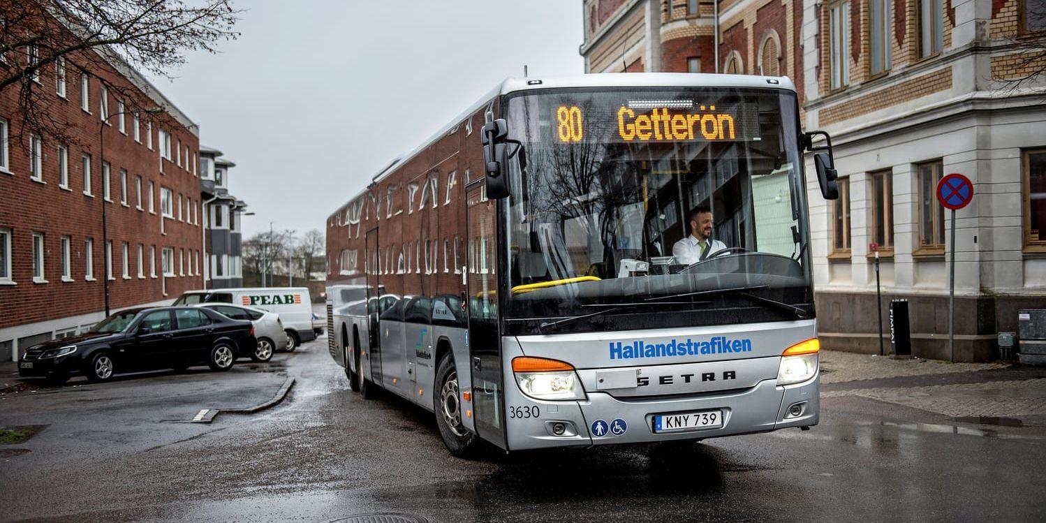 När man här i Varberg ser stora tomma bussar passera flera gånger i timman undrar vi varför man inte kan ha 65-årsgräns även i övriga Halland, som i Kungsbacka, skriver insändarskribenten.