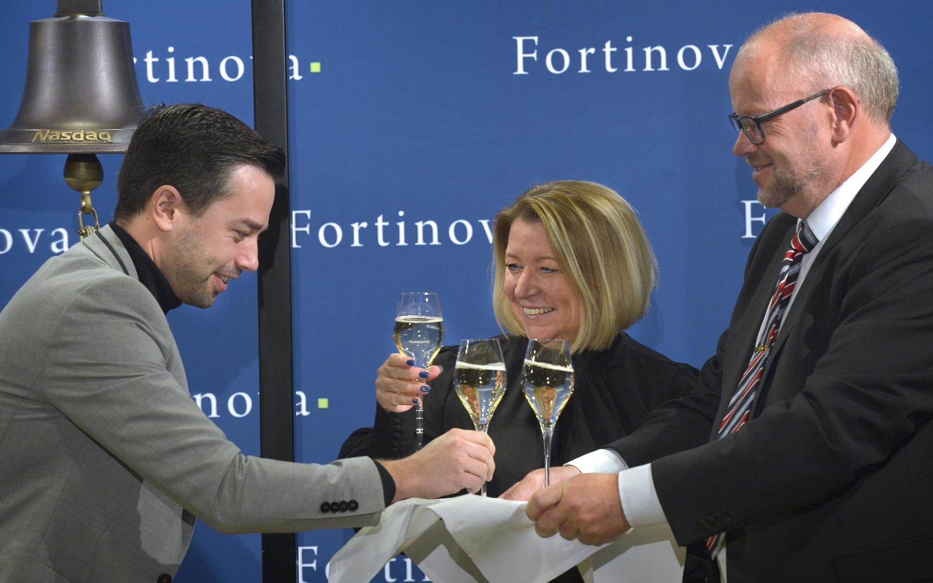 Ekonomichef John Wennevid, förvaltningschef Ann Marie Derengowski och styrelseordförande Ole Salsten skålar i champagne för att fira börsintroduceringen.