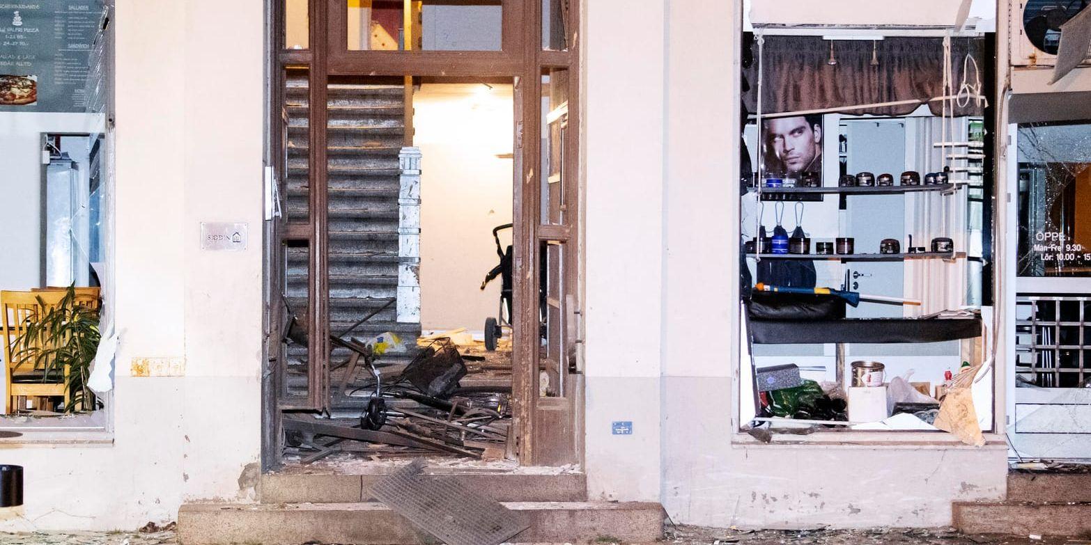 Entrén till en verksamhetslokal i Landskrona fick skador vid en explosion.
