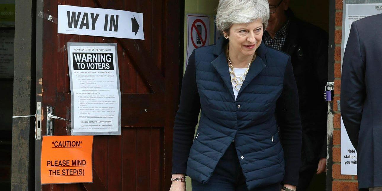 Theresa May lämnar sin vallokal i Thames Valley efter att ha röstat. Premiärministerns konservativa parti har förlorat många platser i de lokala valen.
