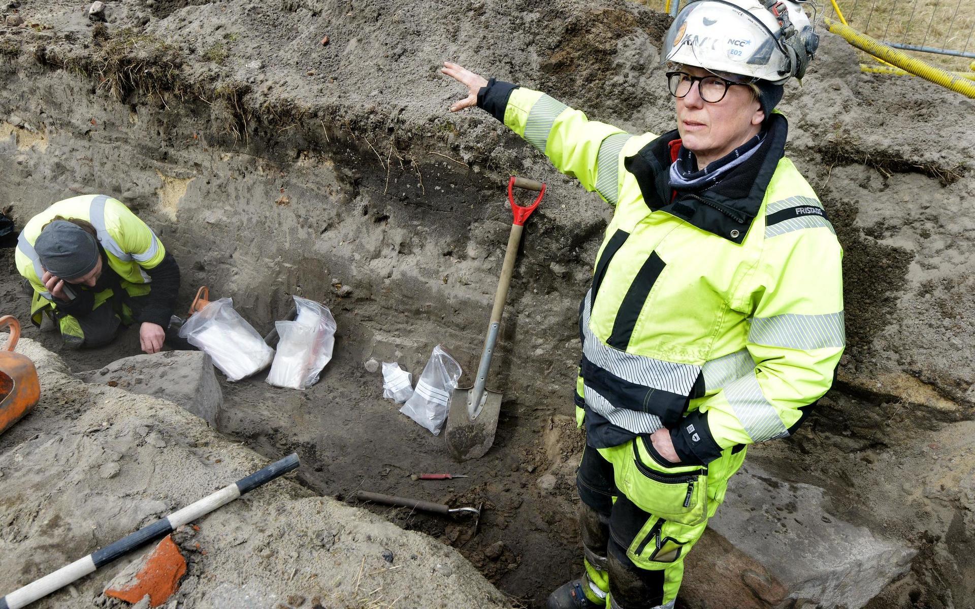 Arkeologerna Duncan Alexander och Pia Svensson i schaktet där Getakärrs kyrkogård blottats.