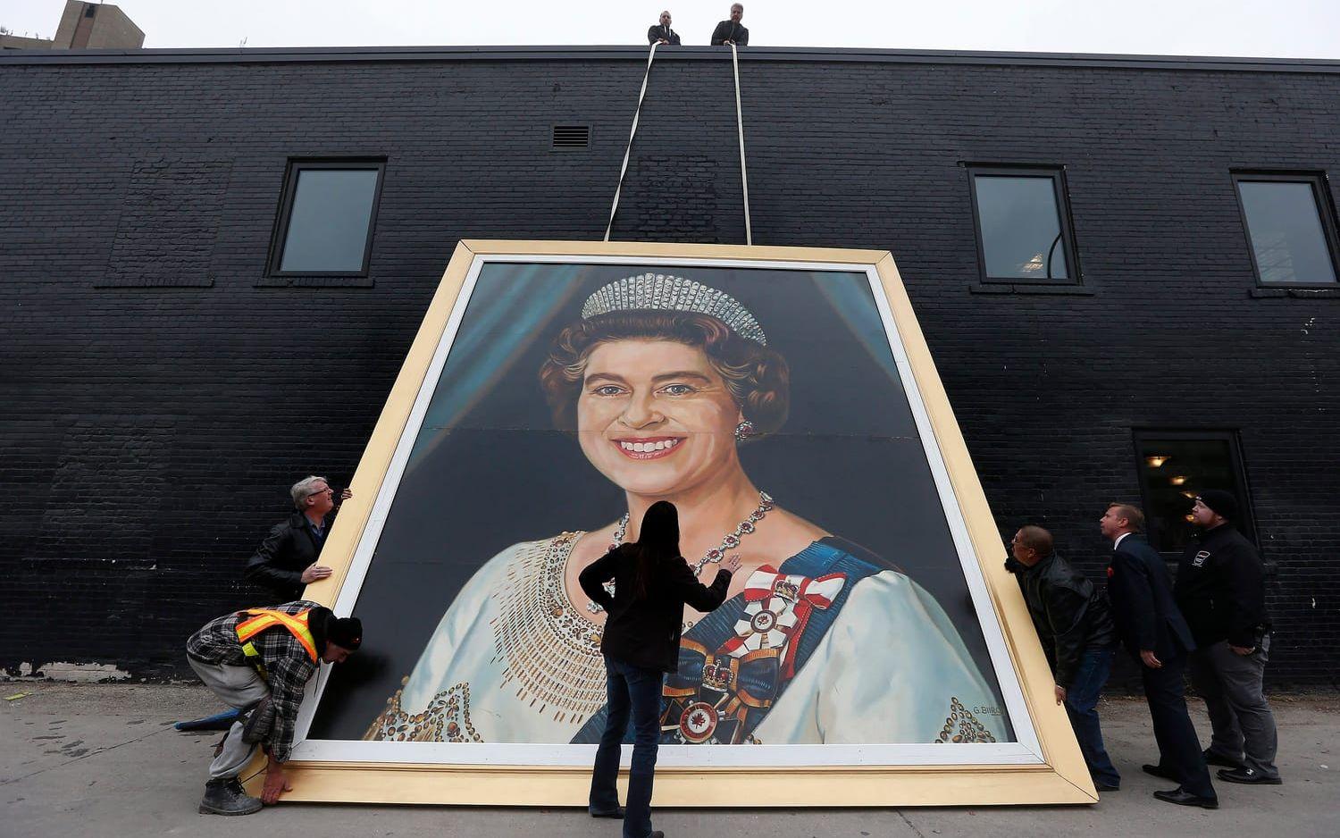 En annan udda lag som britterna själva röstat fram som en av de konstigaste är den som säger att det är förbjudet att sätta ett frimärke med monarkens anlete på upp- och ner. Foto: TT
