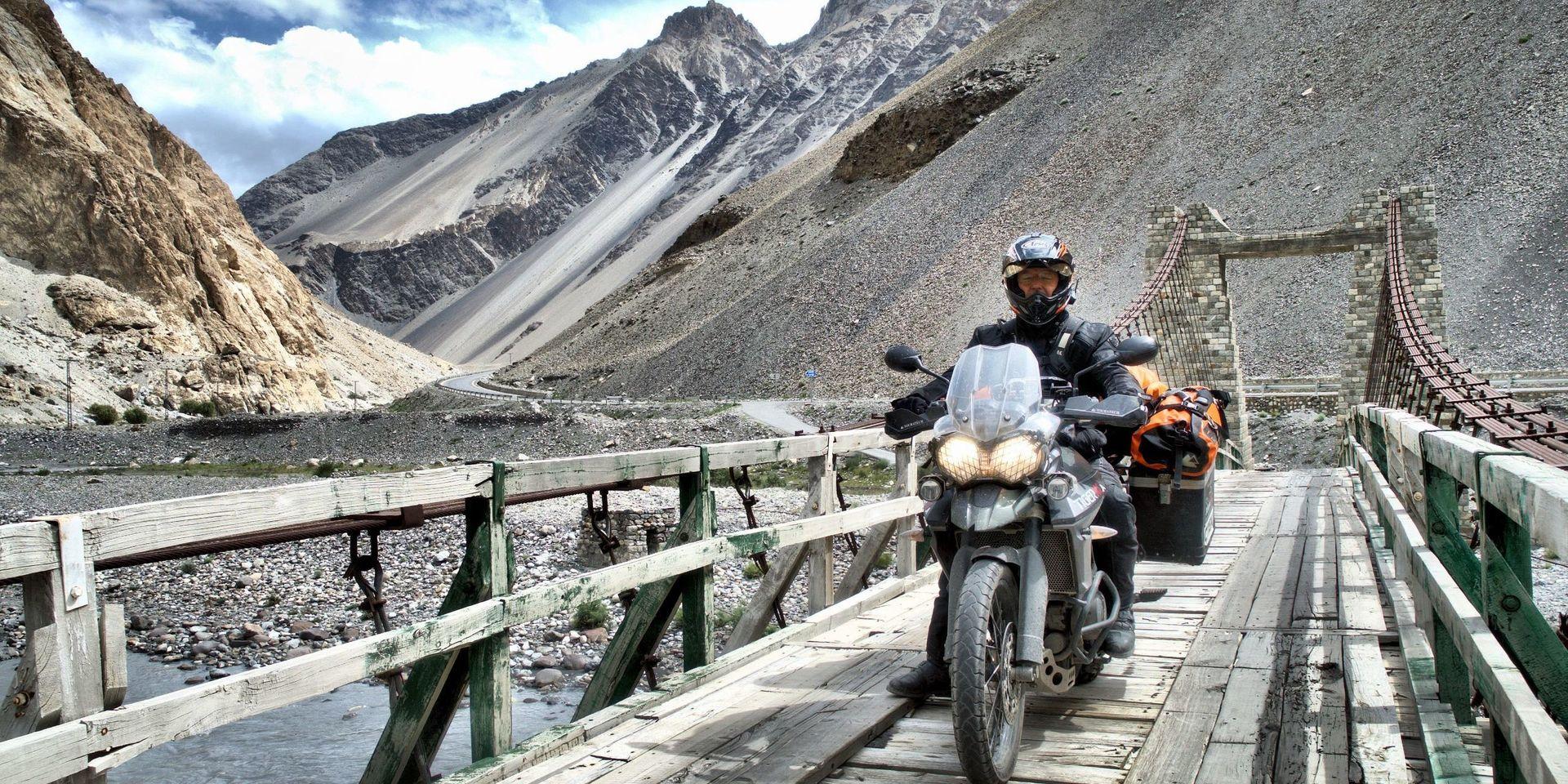 Den 2 300 mil långa resan gick bland annat genom Pakistan, där Mikael fick se Himalaya. I Pakistan skulle Mikael också komma att passera staden Abottabad, där Usama Bin Laden levde innan han blev dödad. 