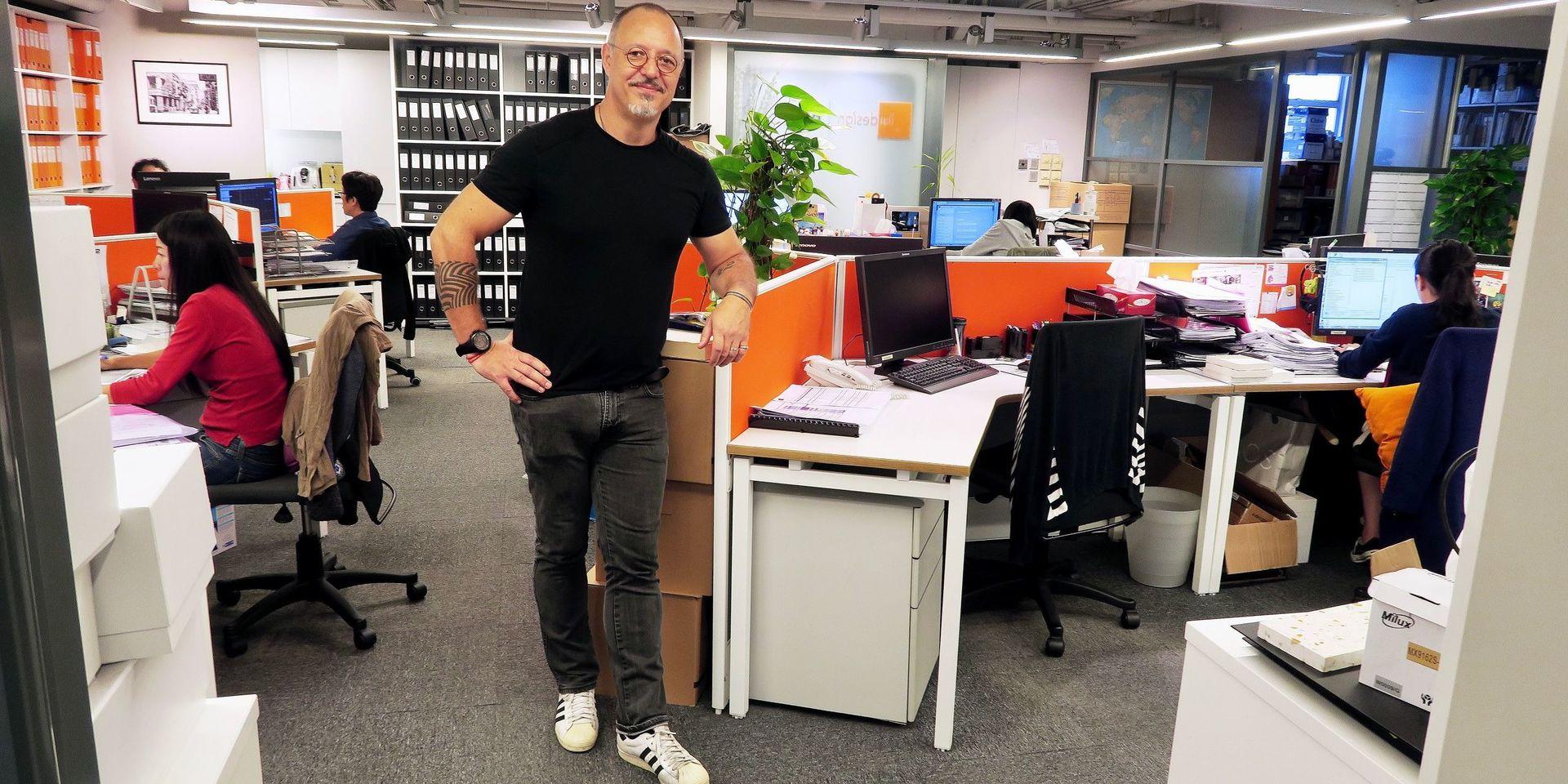 Mikael är chef över M2 Asia i Hong Kong, företaget som han en gång var med och startade hemma i Sverige. Här hjälper Mikael och de tjugo medarbetarna nu europeiska varumärken att etablera butiker runt om i Ostasien. 