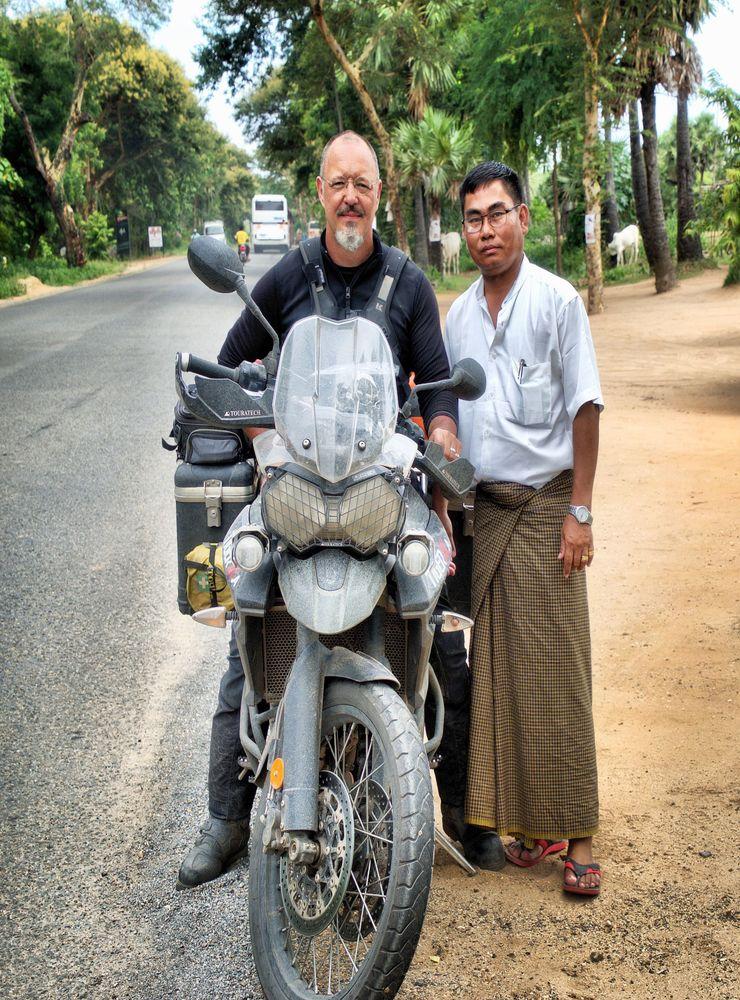 Det blev många spännande möten med människor under resan, där Mikael förstås samtidigt blev ett udda och kul inslag i vardagen: ”Mannen bredvid mig är den av Burmas regering obligatoriska utsedda guide. Han heter Phoe Soe.” 