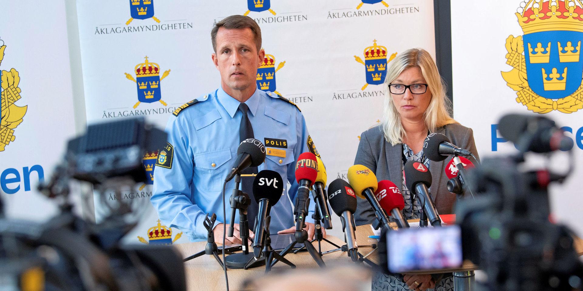 Mattias Sigfridsson, biträdande chef för Malmö polisområde, och vice chefsåklagare Anna Palmqvist mötte på tisdagen ett stort pressuppbåd när de berättade om polisens pågående arbete för att fånga de skyldiga bakom mordet på en kvinna i Malmö.