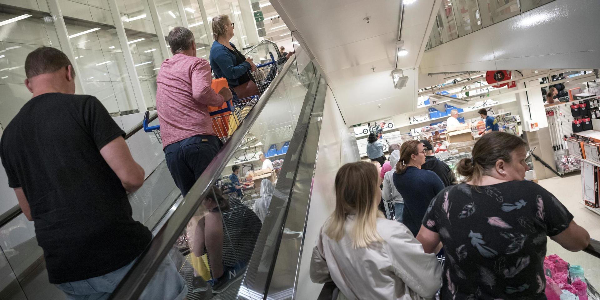 Trängsel bland shoppare på GeKås i Ullared under coronapandemin.