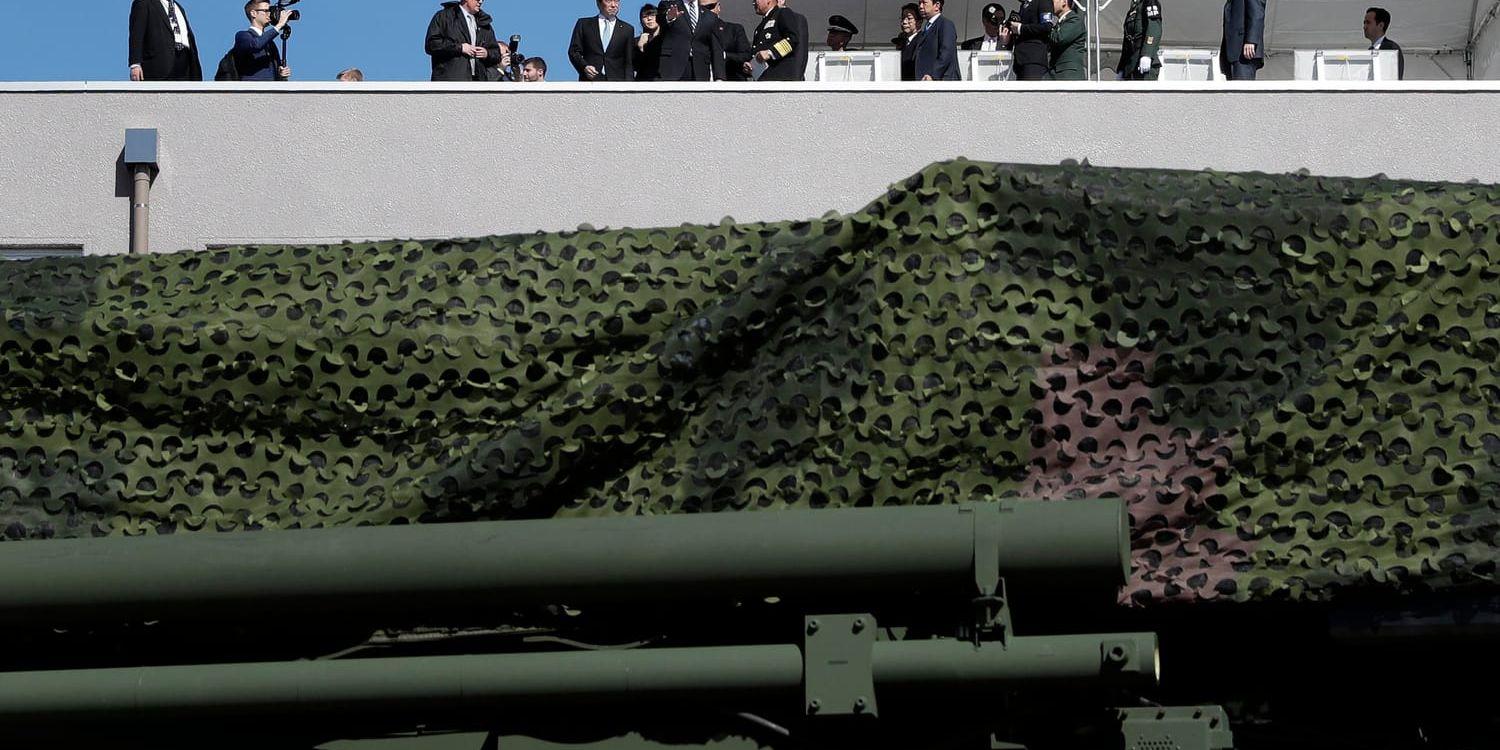 USA:s vicepresident Mike Pence tittar på robotförsvarssystemet PAC-3 – som den japanska regeringen vill uppgradera – under ett besök i Tokyo i februari.