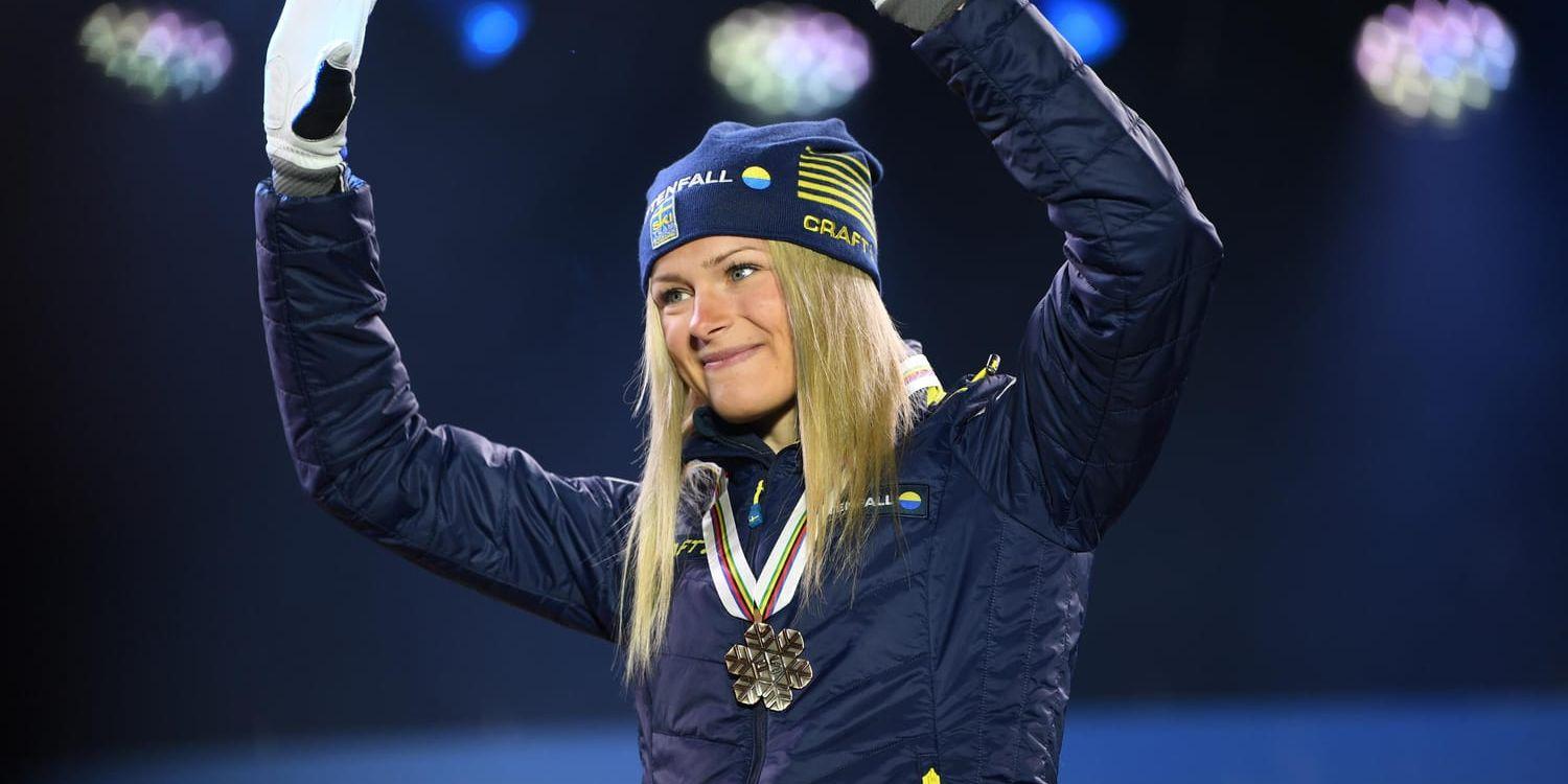 Frida Karlsson med bronsmedaljen efter lördagens 30 kilometer i fristil vid skid-VM i Seefeld.