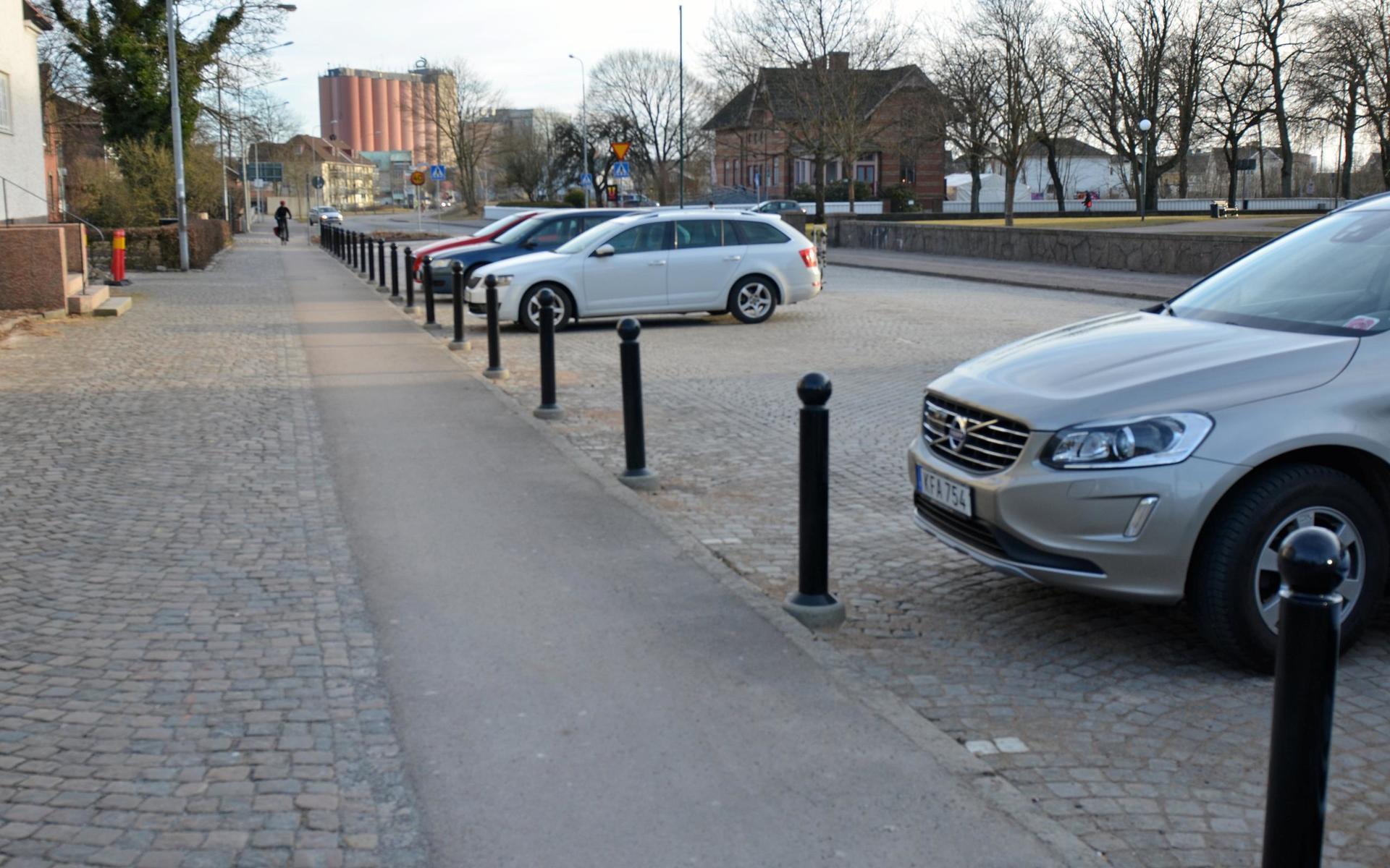 Nu kan bilarna inte längre parkeras med nosen en bra bit in på cykelbanan (så länge man håller sig inom den markerade rutan). 