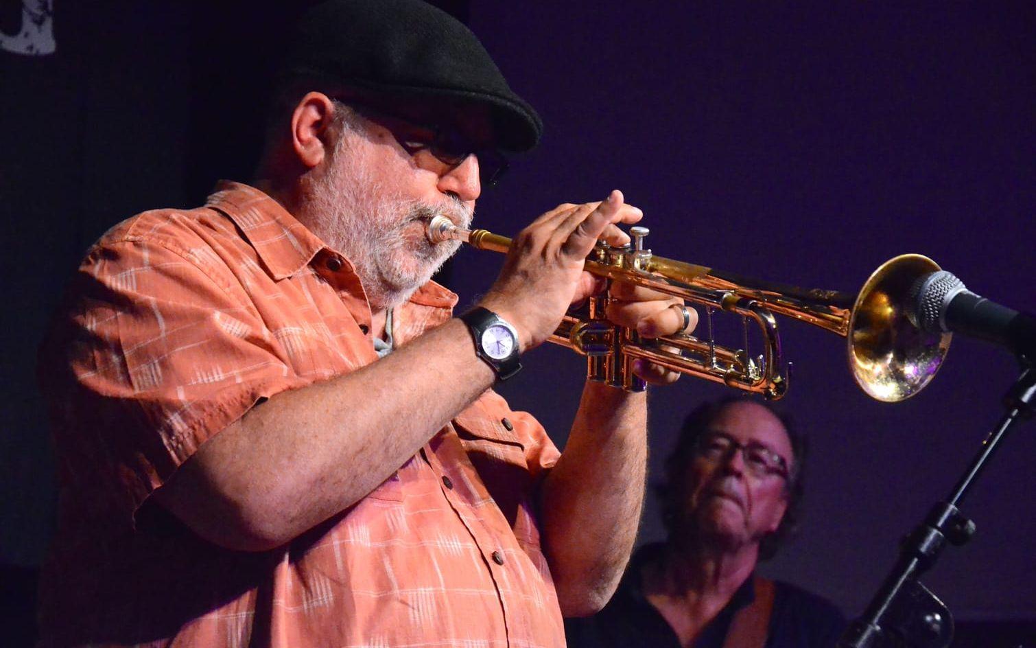 Den 70-årige trumpetaren Randy Brecker imponerade under Falkenbergs Jazzdagar. I bakgrunden husbandets ledare Ewan Svensson. Bild: Martin Erlandsson