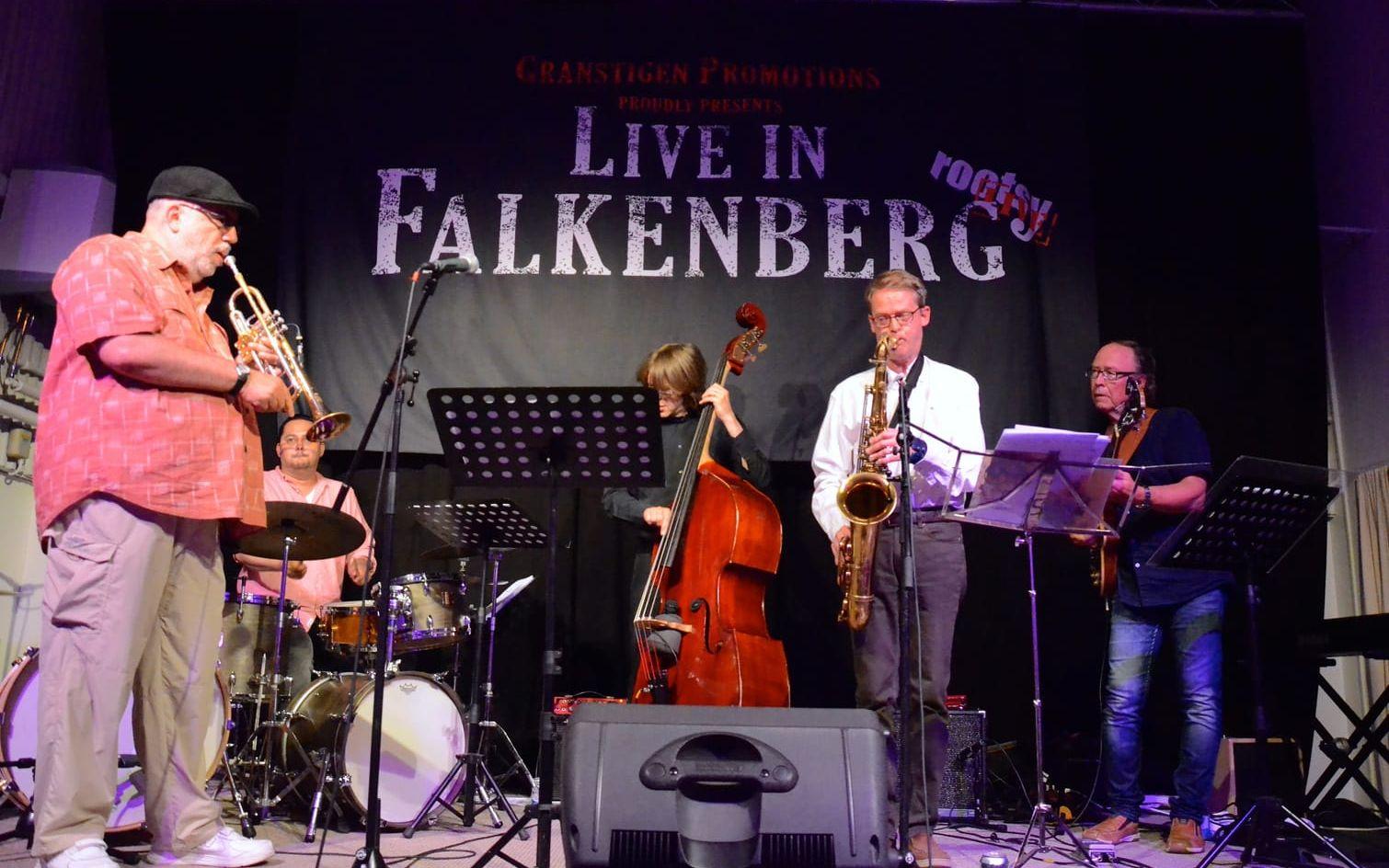 Trumpetaren Randy Brecker imponerade under Falkenbergs Jazzdagar. Här med Zoltan Csörsz (trummor), Mattias Svensson (bas), Ove Ingemarsson (tenorsax) och Ewan Svensson (gitarr). Bild: Martin Erlandsson