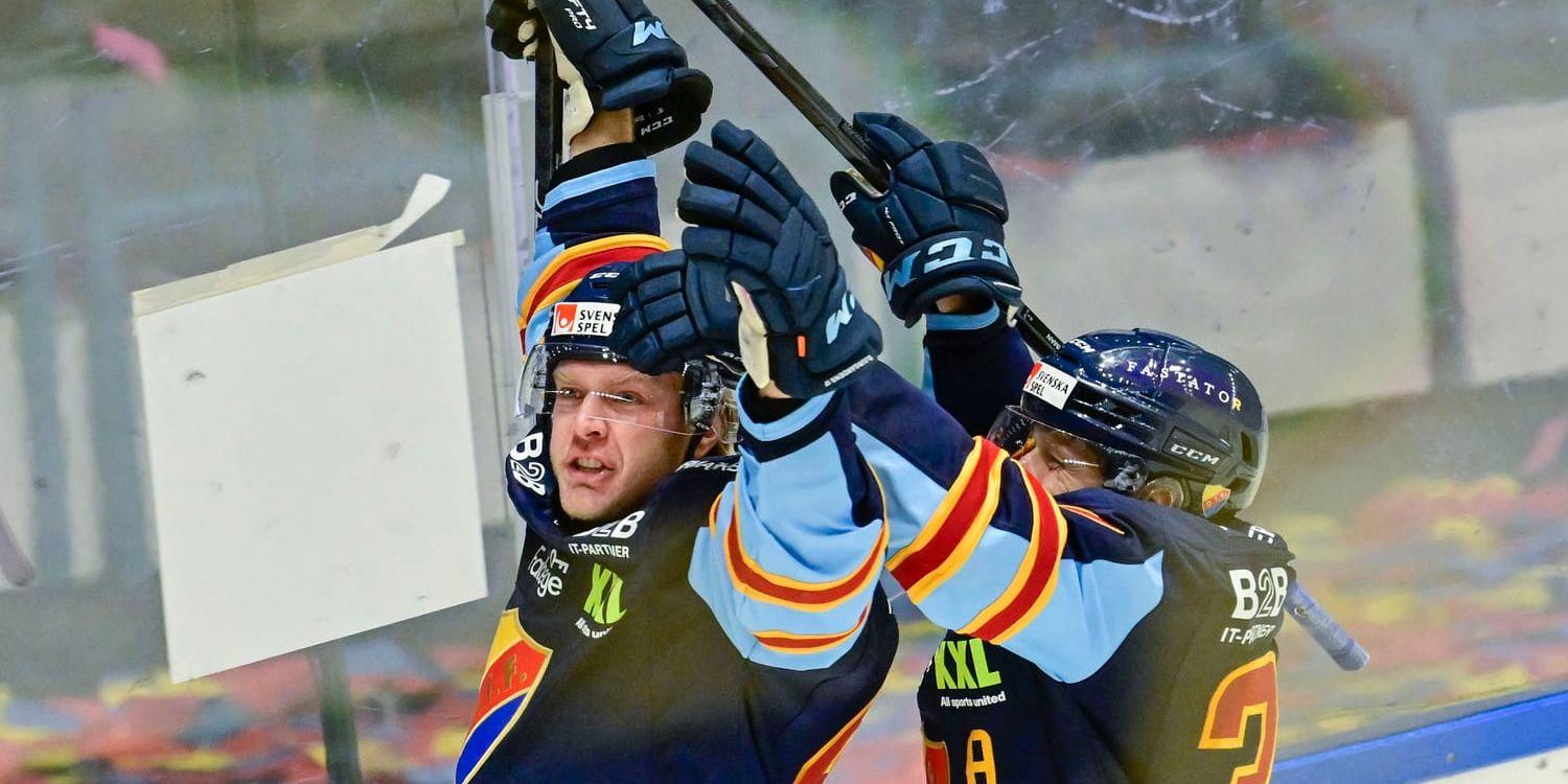 Olle Liss, till vänster, jublar efter sitt andra mål i 5–3-seger över Västerås i hockeyallsvenskan.