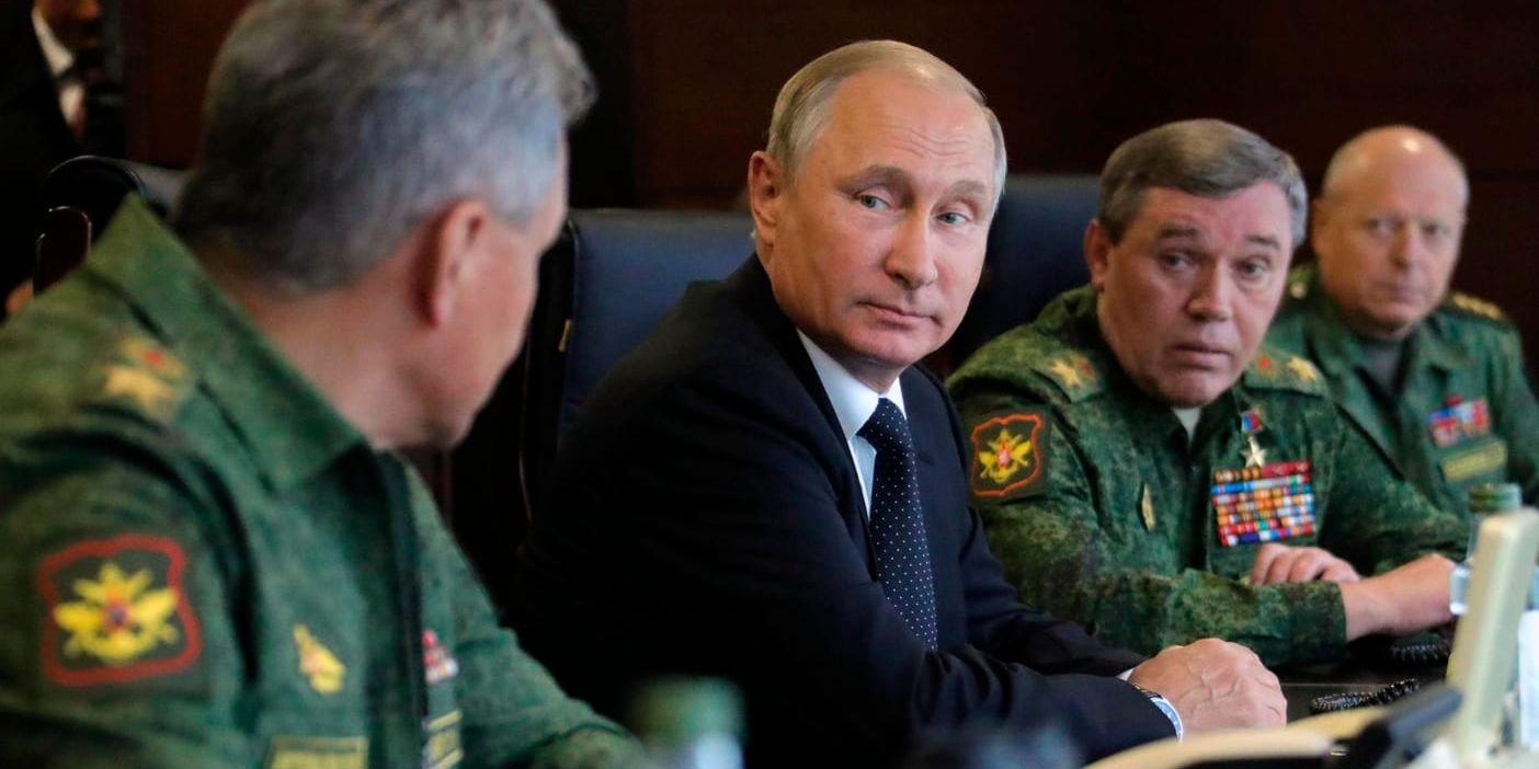 Rysslands president Vladimir Putin (i mitten) i samtal med bland andra generalstabschefen Valerij Gerasimov (till höger).