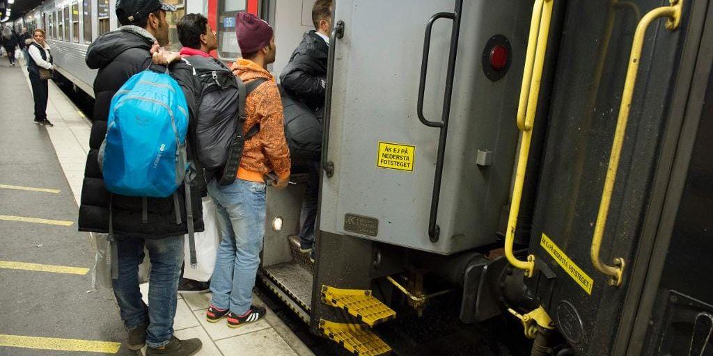 Flyktingar som anlänt till Stockholm central fick hjälp att åka vidare med tåg och buss till Haparanda på onsdagskvällen. Många ska ta sig över till Finland, där det är enklare att få asyl.