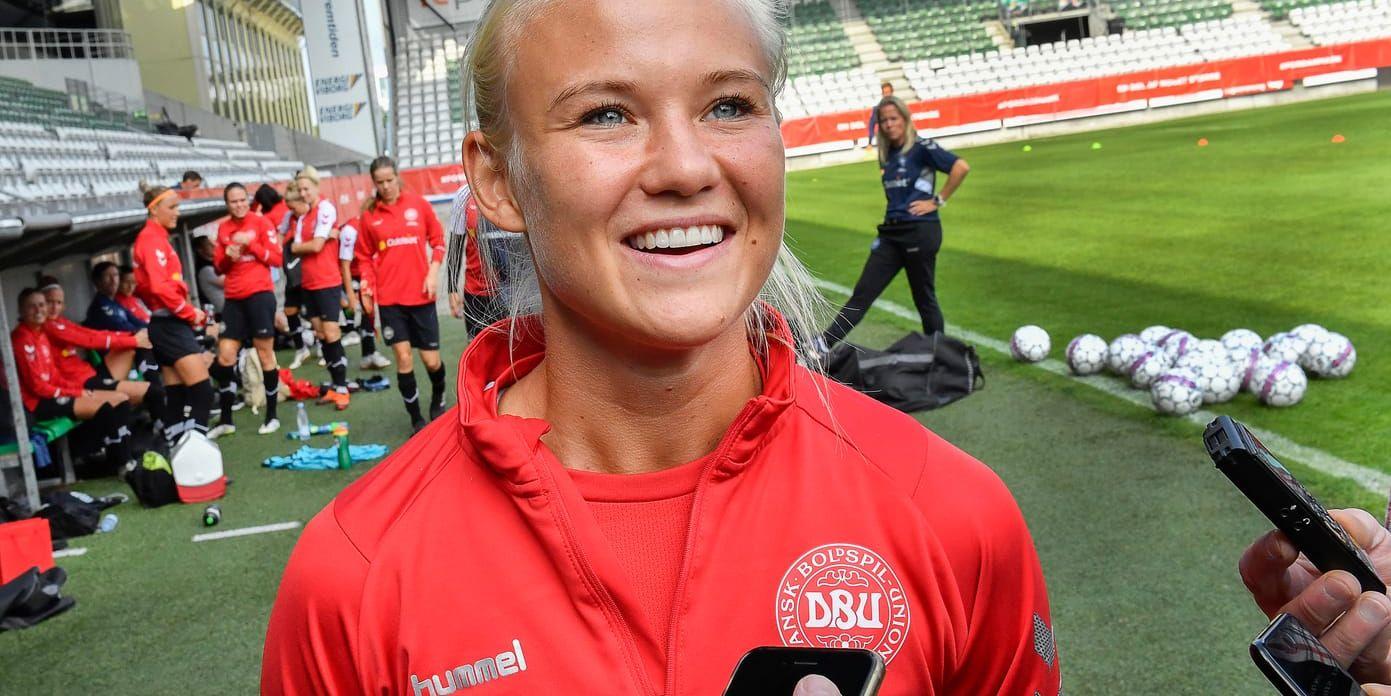 Pernille Harder var det flitigast uppvaktade intervjuobjektet under Danmarks träning på Viborg Arena dagen före den avgörande VM-kvalmatchen mot Sverige.