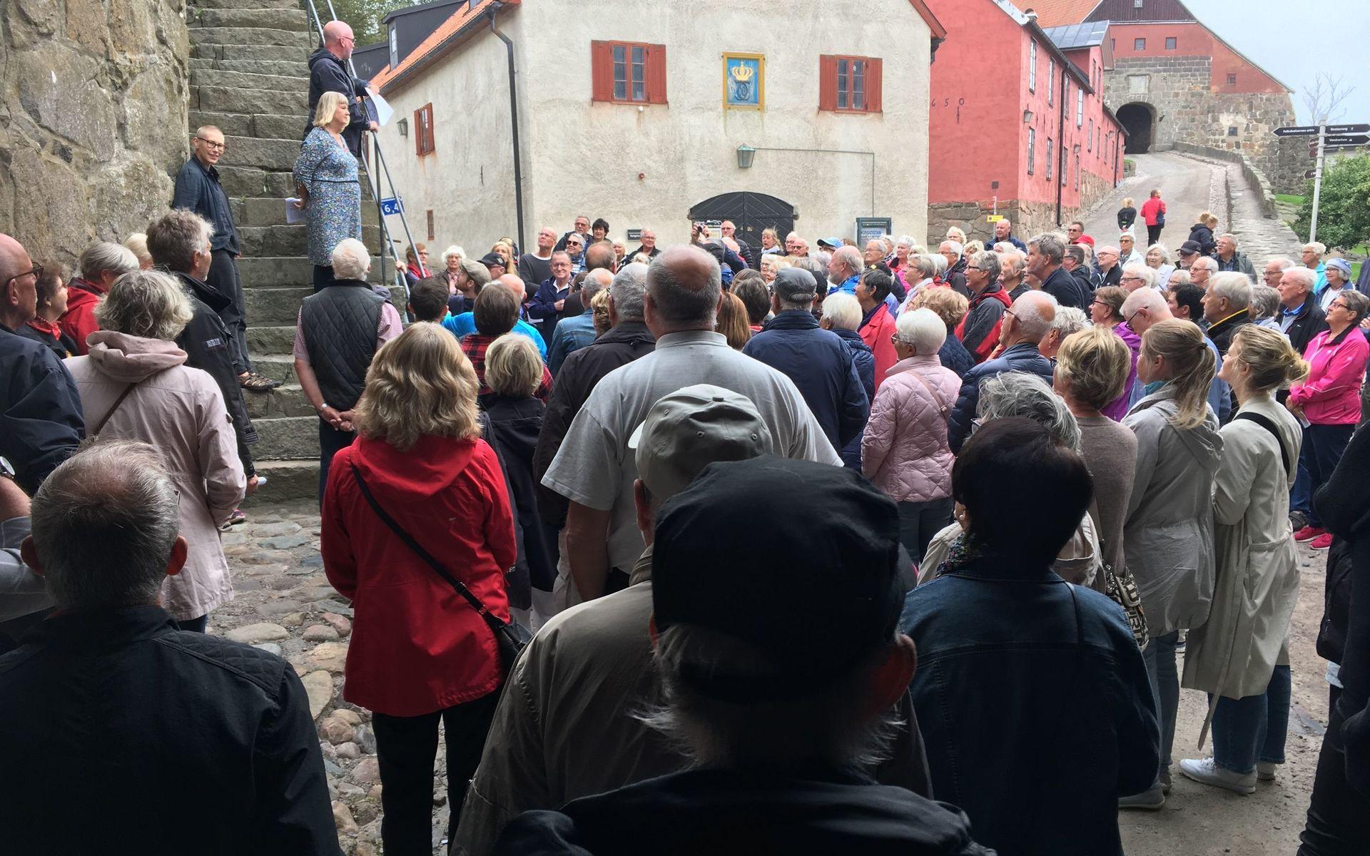 Ett hundratal åskådare dök upp när fästningen bjöd in Hembygdsföreningen Gamla Varberg till visning av borgens dolda rum.
