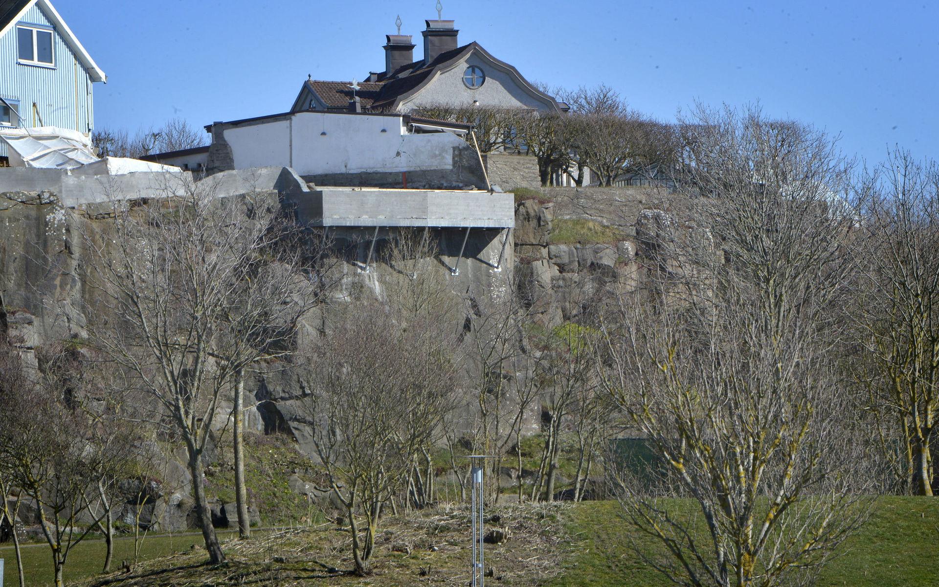 Varbergskändisen Lasse Didings har byggt en balkong över stenbrottet och en mur som ligger delvis på kommunens mark trots att han inte har haft bygglov för det.