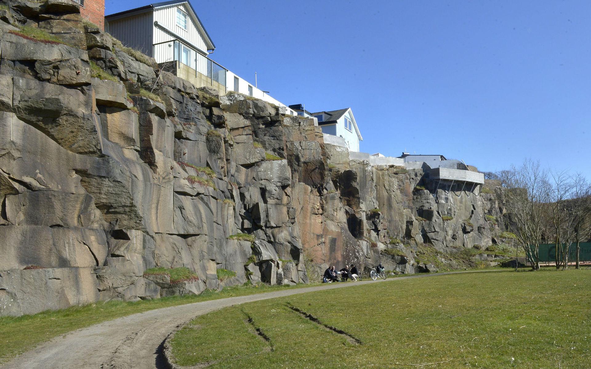 Varbergskändisen Lasse Didings har byggt en balkong över stenbrottet och en mur som ligger delvis på kommunens mark trots att han inte har haft bygglov för det.