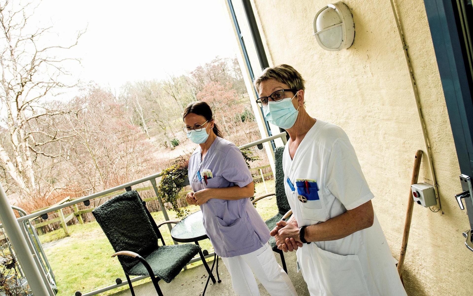 Johanna Lekies, undersköterska, och Carina Karlsson, sjuksköterska, arbetar på palliativa vårdavdelningen i Falkenberg.