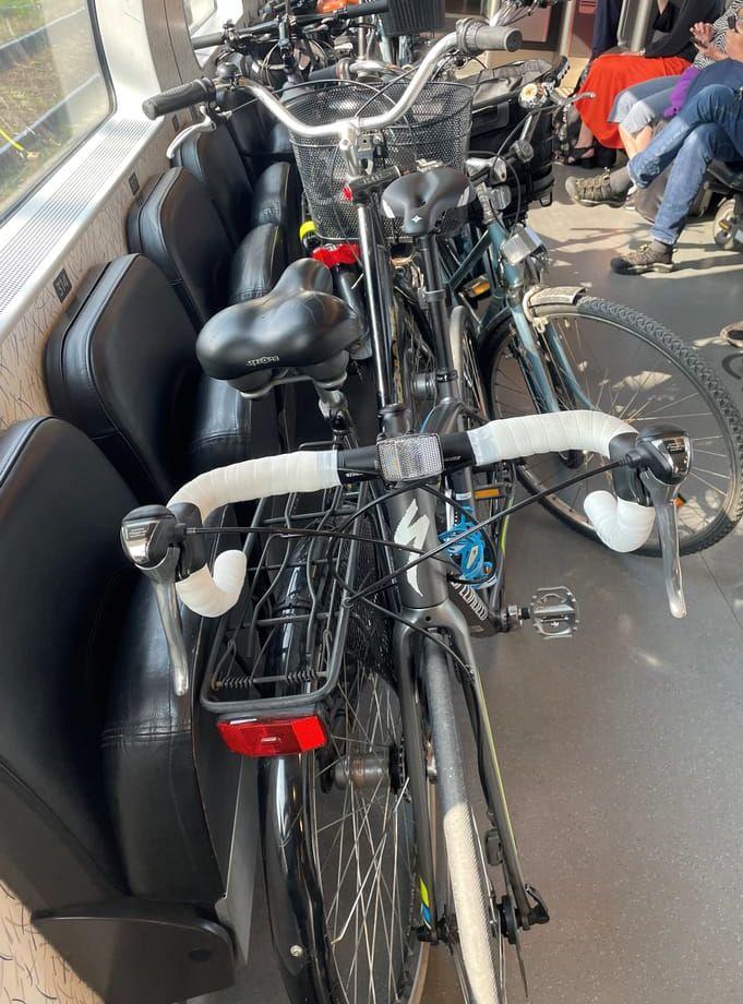 Det brukar vara mycket cyklar på tågen vid pendeltid.