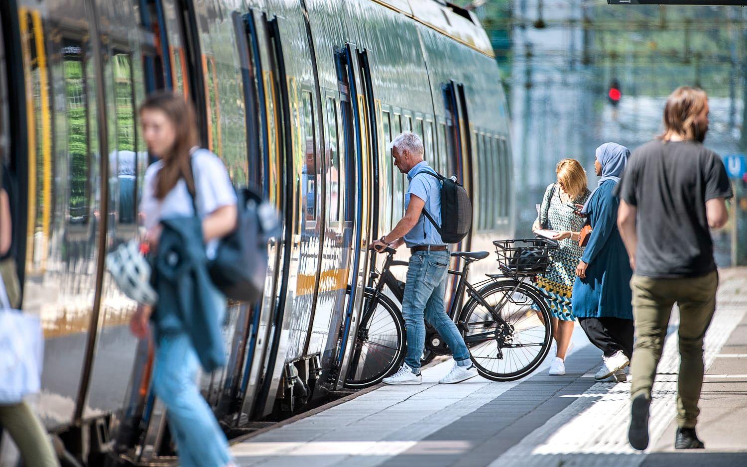 Cyklister får vara beredda att kanske vänta på nästa tåg om det är fullt på tåget. Mellan Kungsbacka och Mölndal tillåts inga cyklar alls i sommar.