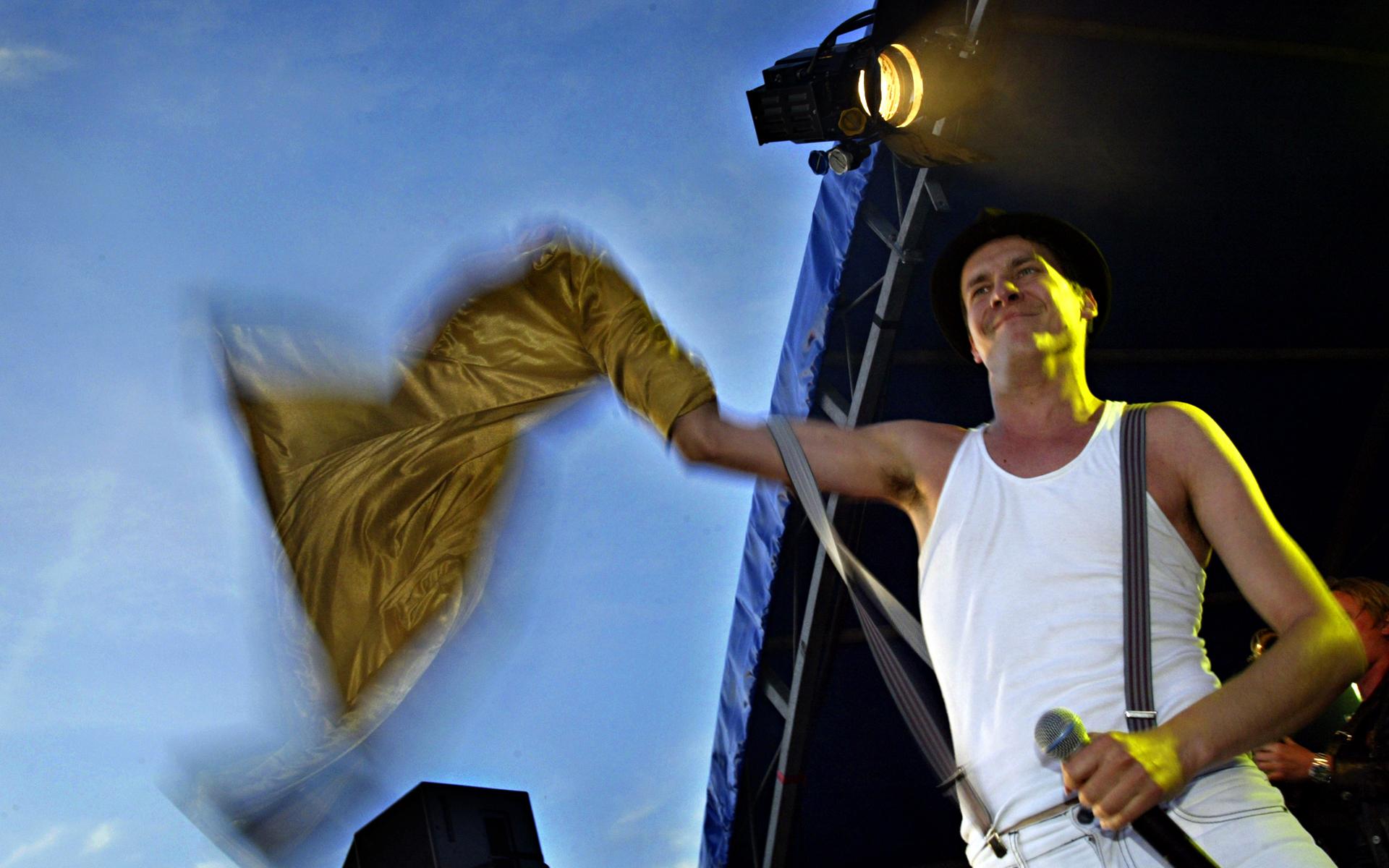 Håkan Hellström med band på Majas 2005.