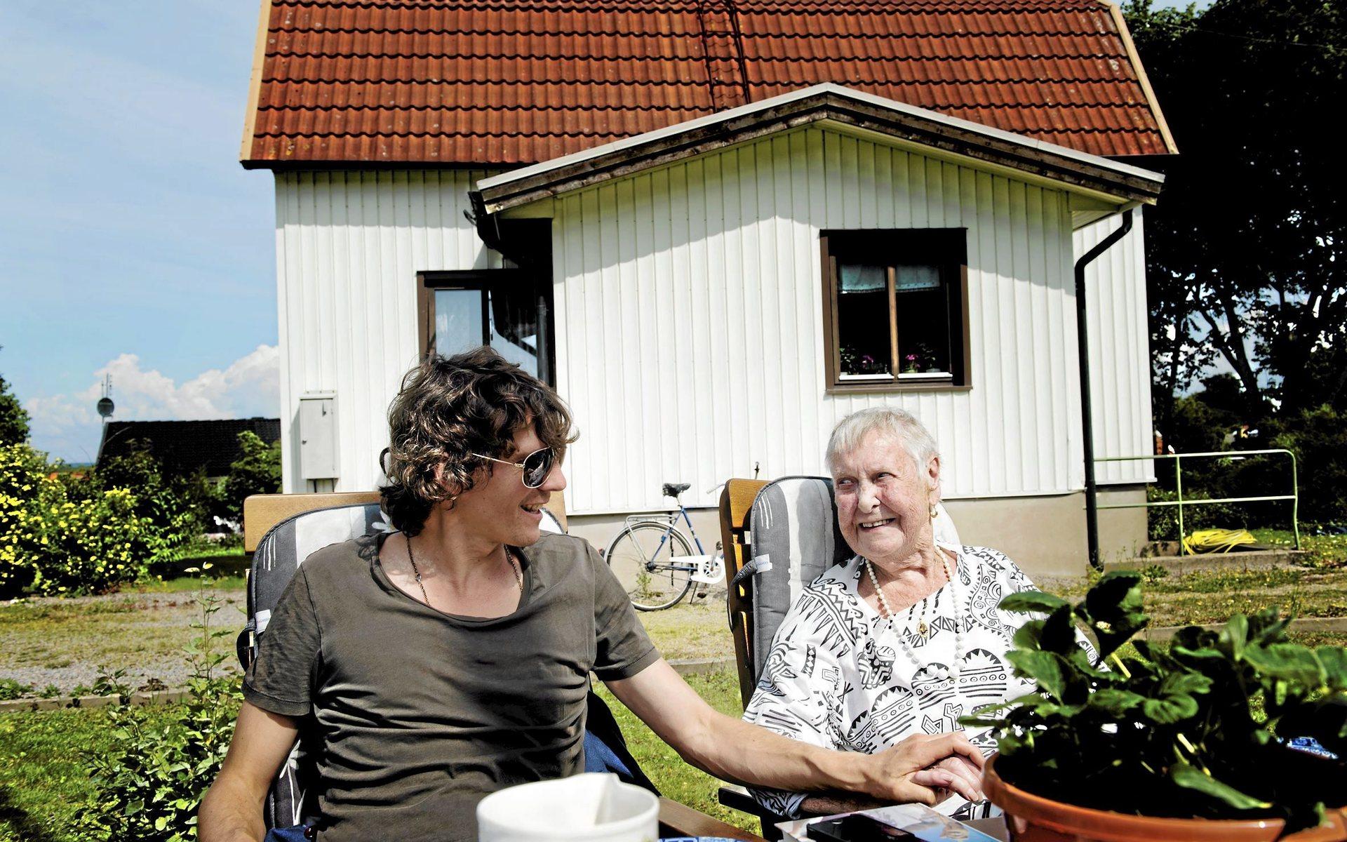 Håkan Hellström hälsar på och fikar hemma hos Linnea i Bua.