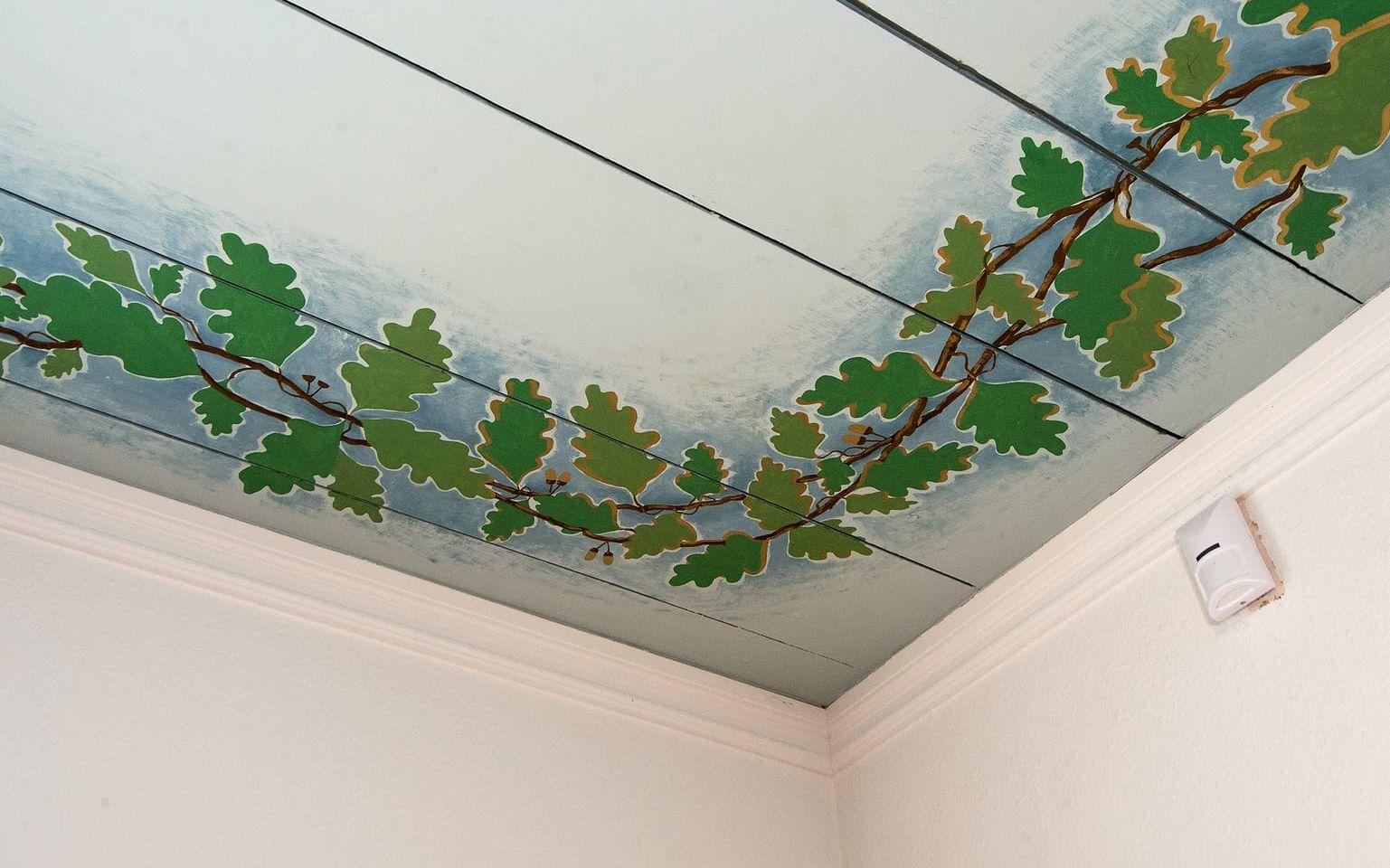 Taket har målats med ornament, troligen från Göran Karlssons tid i huset. Bild: Ola Folkesson