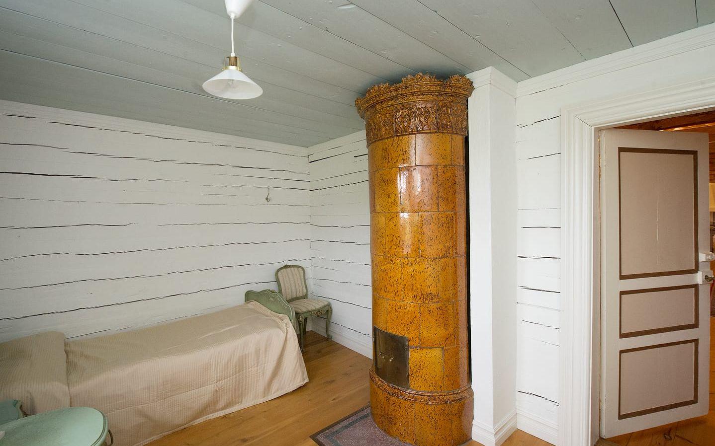 Ett av de små rummen på vinden. Här syns en av de gamla kakelugnarna som finns kvar i huset. Bild: Ola Folkesson